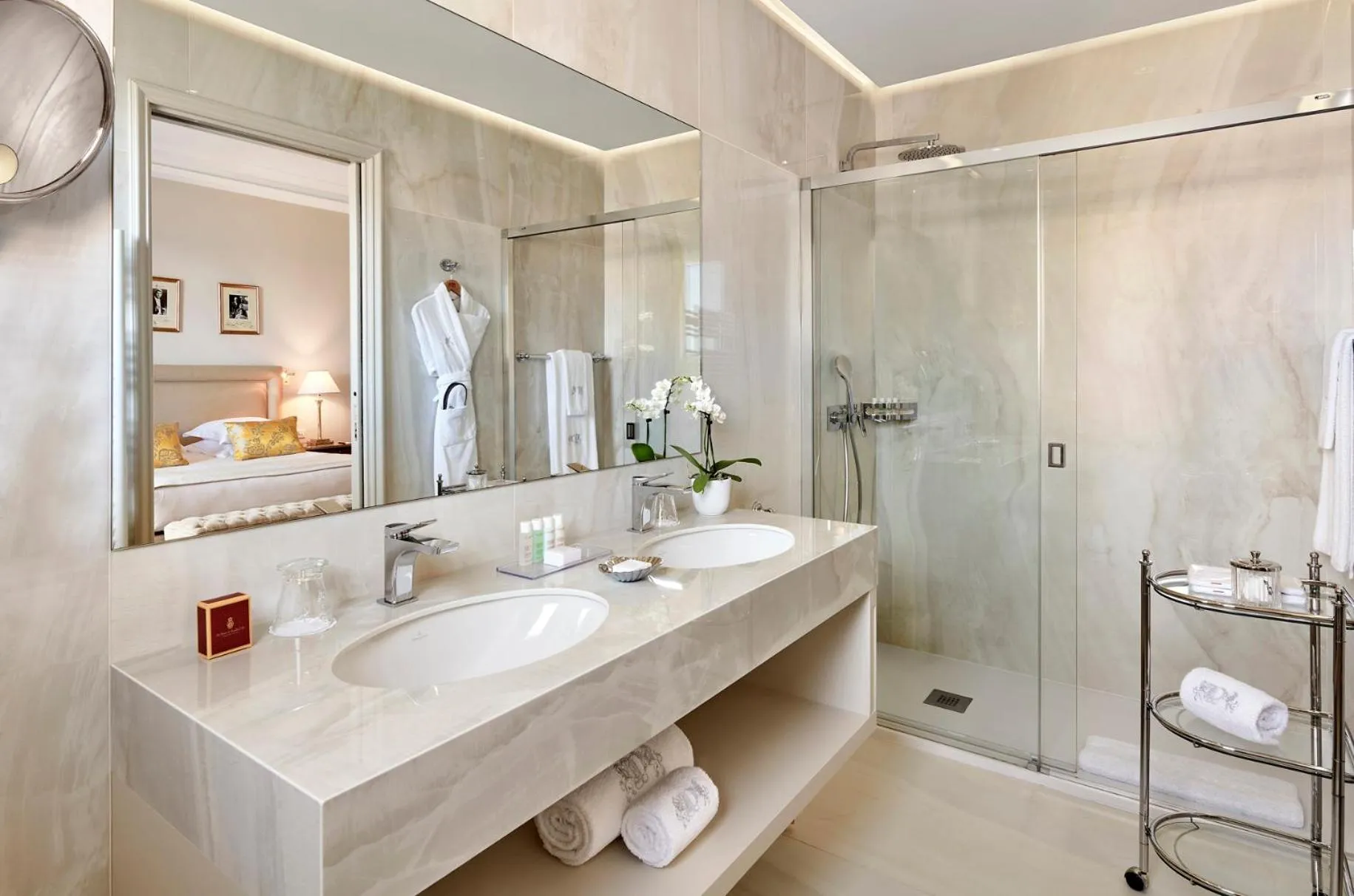 Shower in La Réserve de Beaulieu