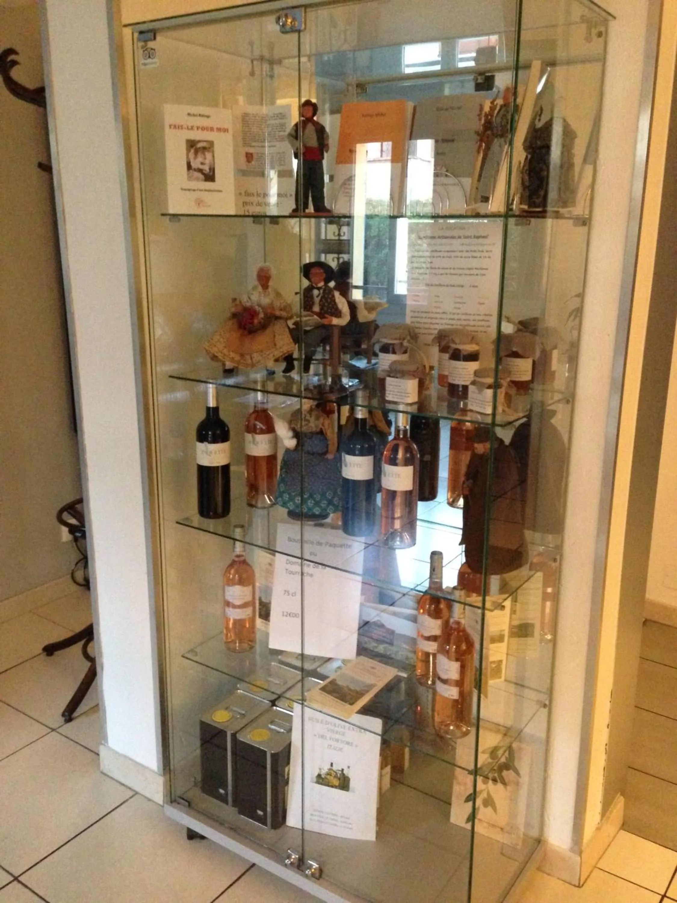 On-site shops in Atoll Hotel restaurant