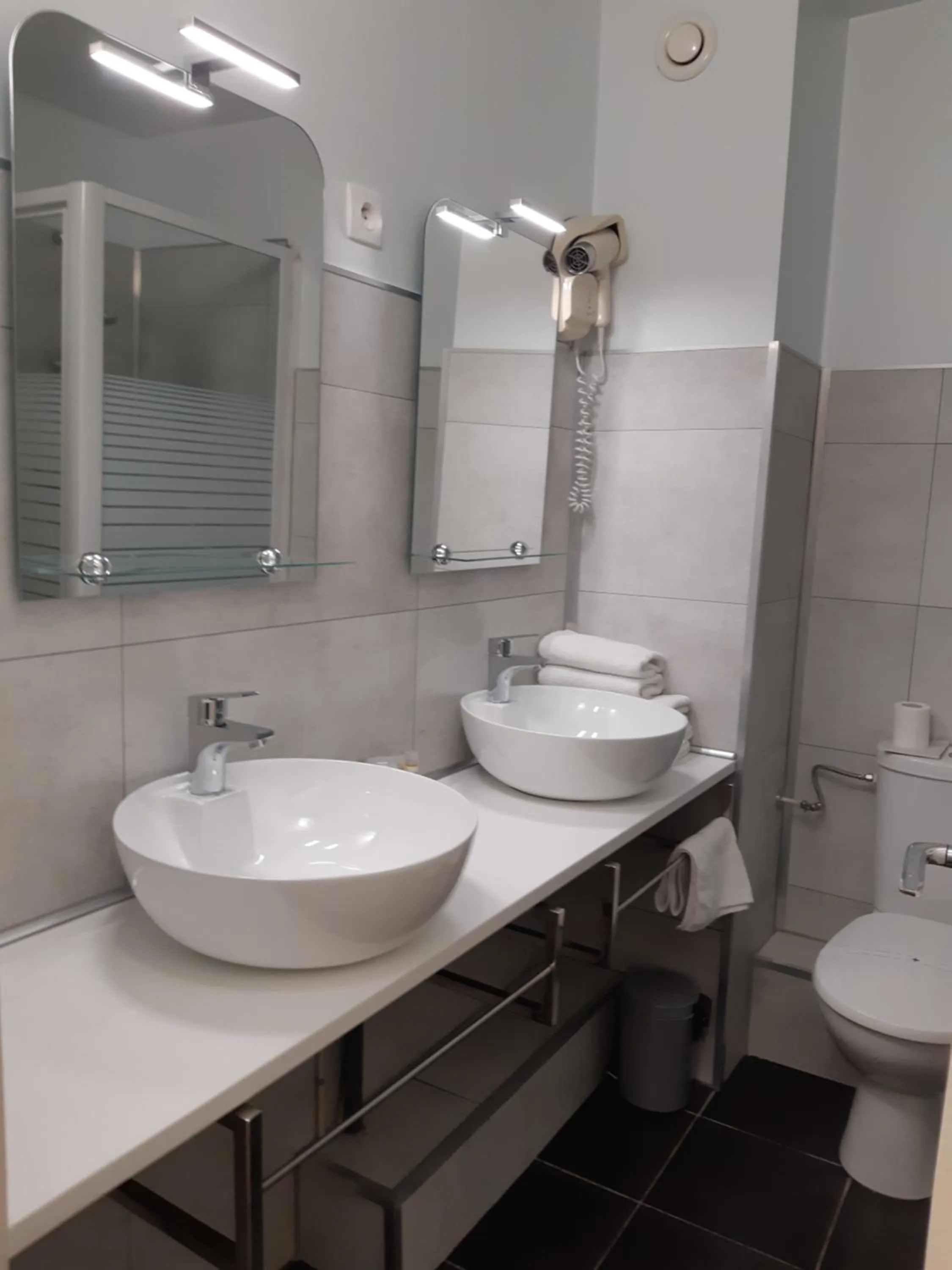 Toilet in Aerotel Versailles Saint Cyr - L'étape du Silence