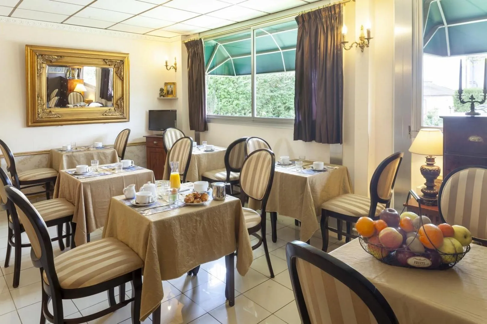 Restaurant/places to eat in Aerotel Versailles Saint Cyr - L'étape du Silence