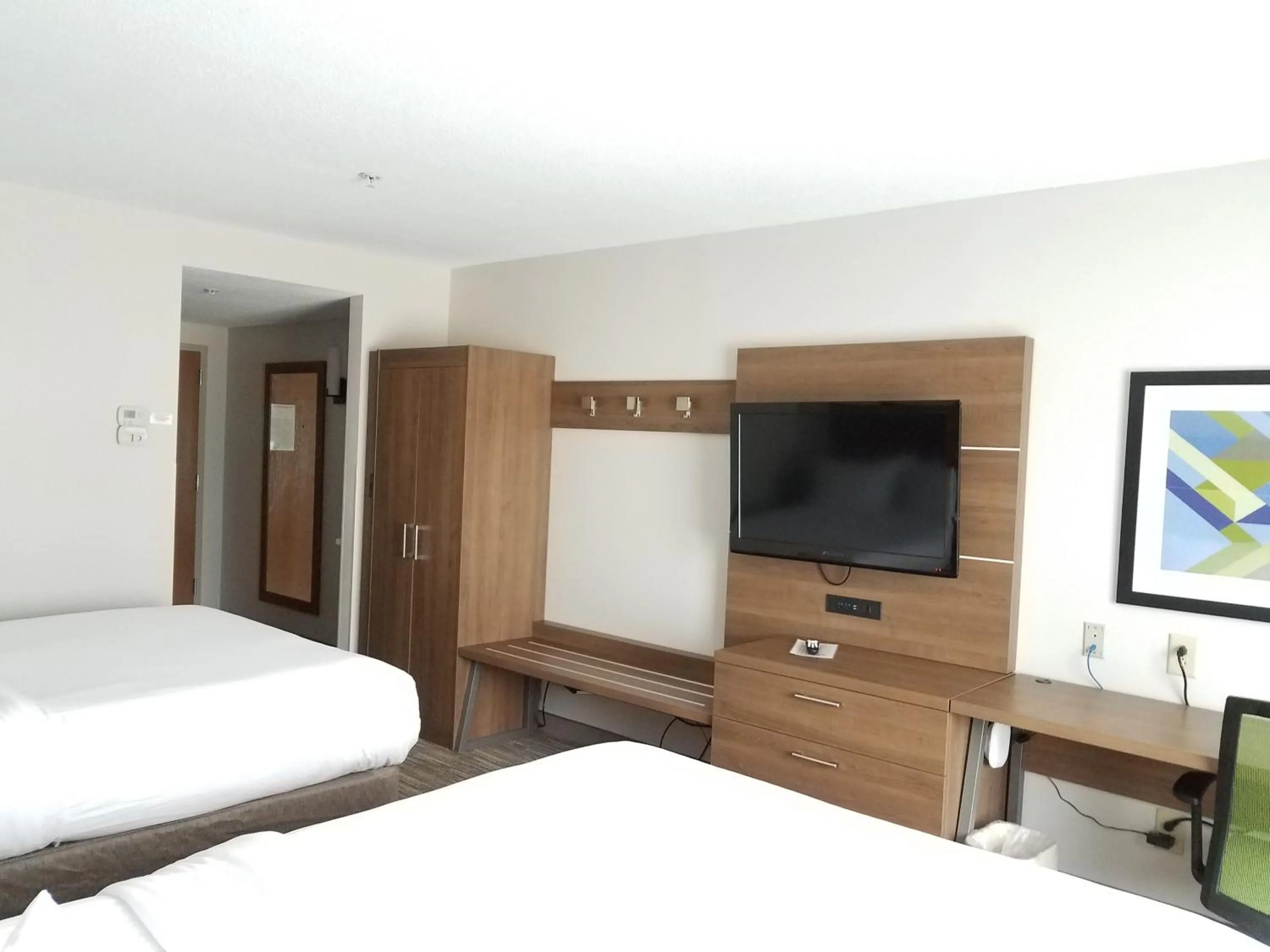 Photo of the whole room, Bed in Holiday Inn Express Hotel & Suites Lenoir City Knoxville Area by IHG