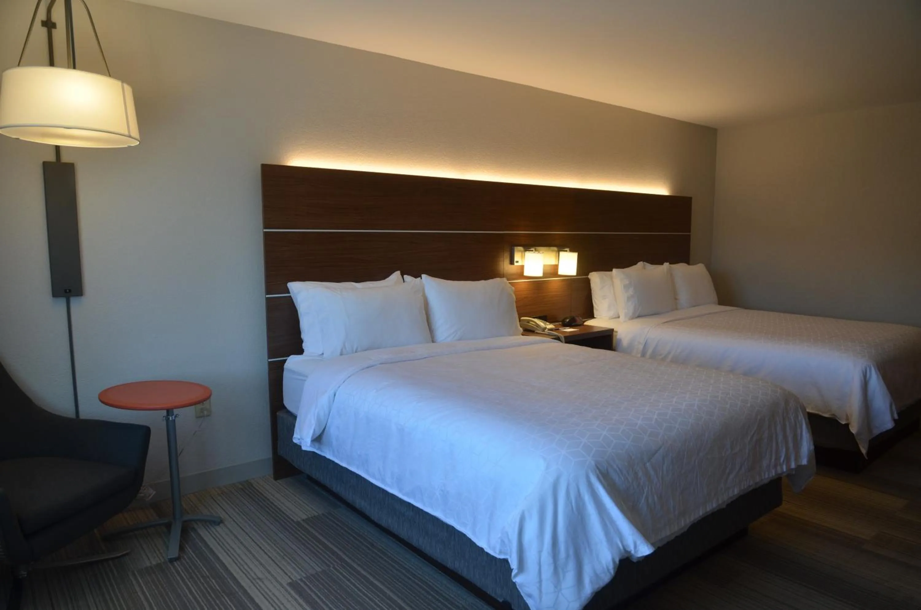 Bed in Holiday Inn Express Hotel & Suites Rochester by IHG