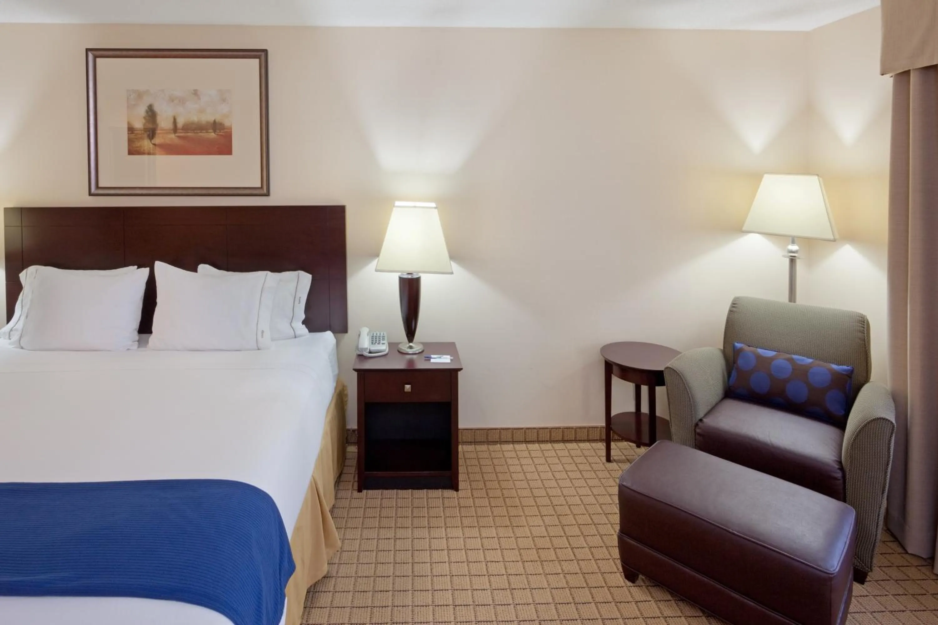 Bed in Holiday Inn Express Hotel & Suites Rochester by IHG