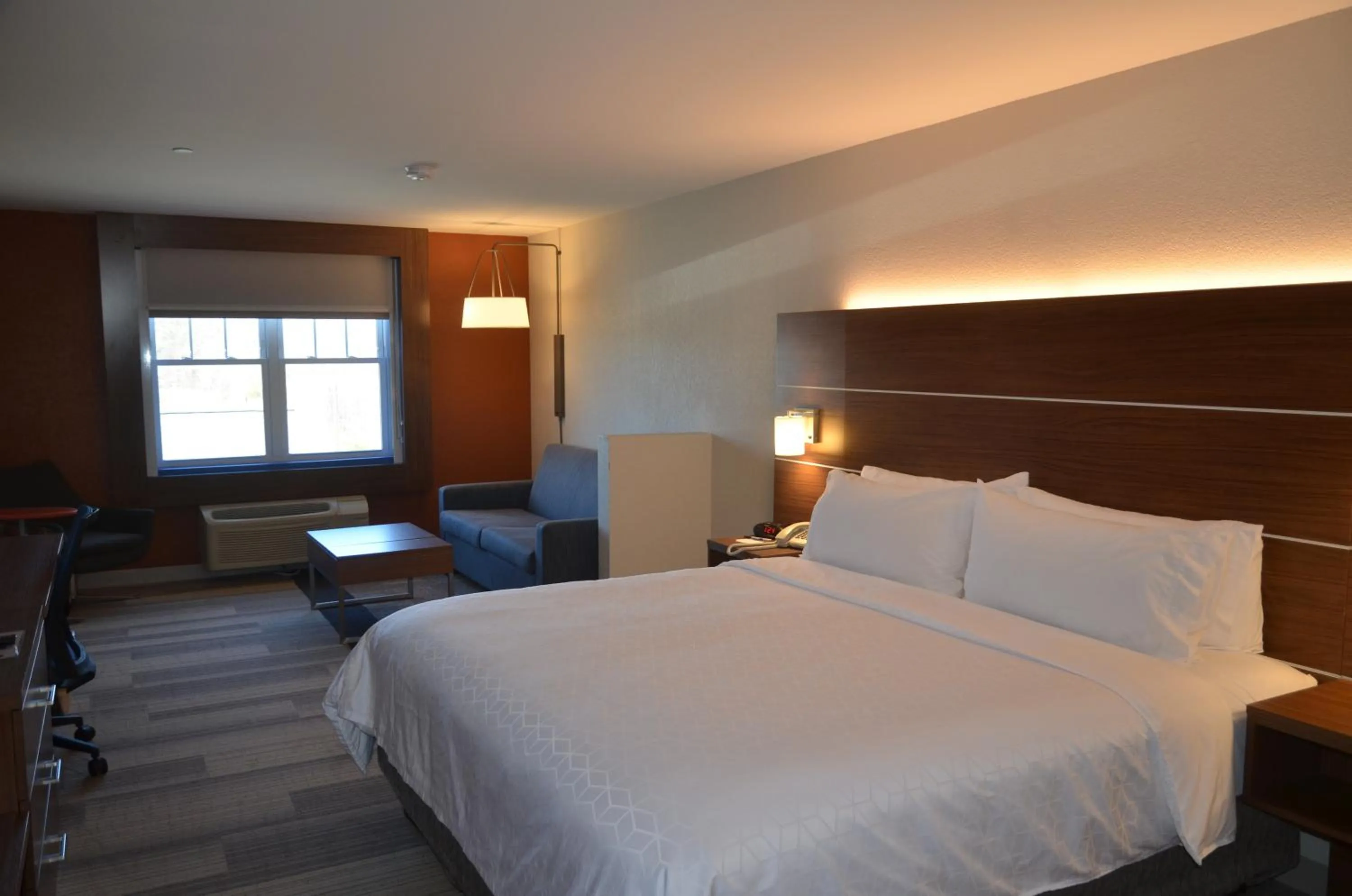 Bed in Holiday Inn Express Hotel & Suites Rochester by IHG