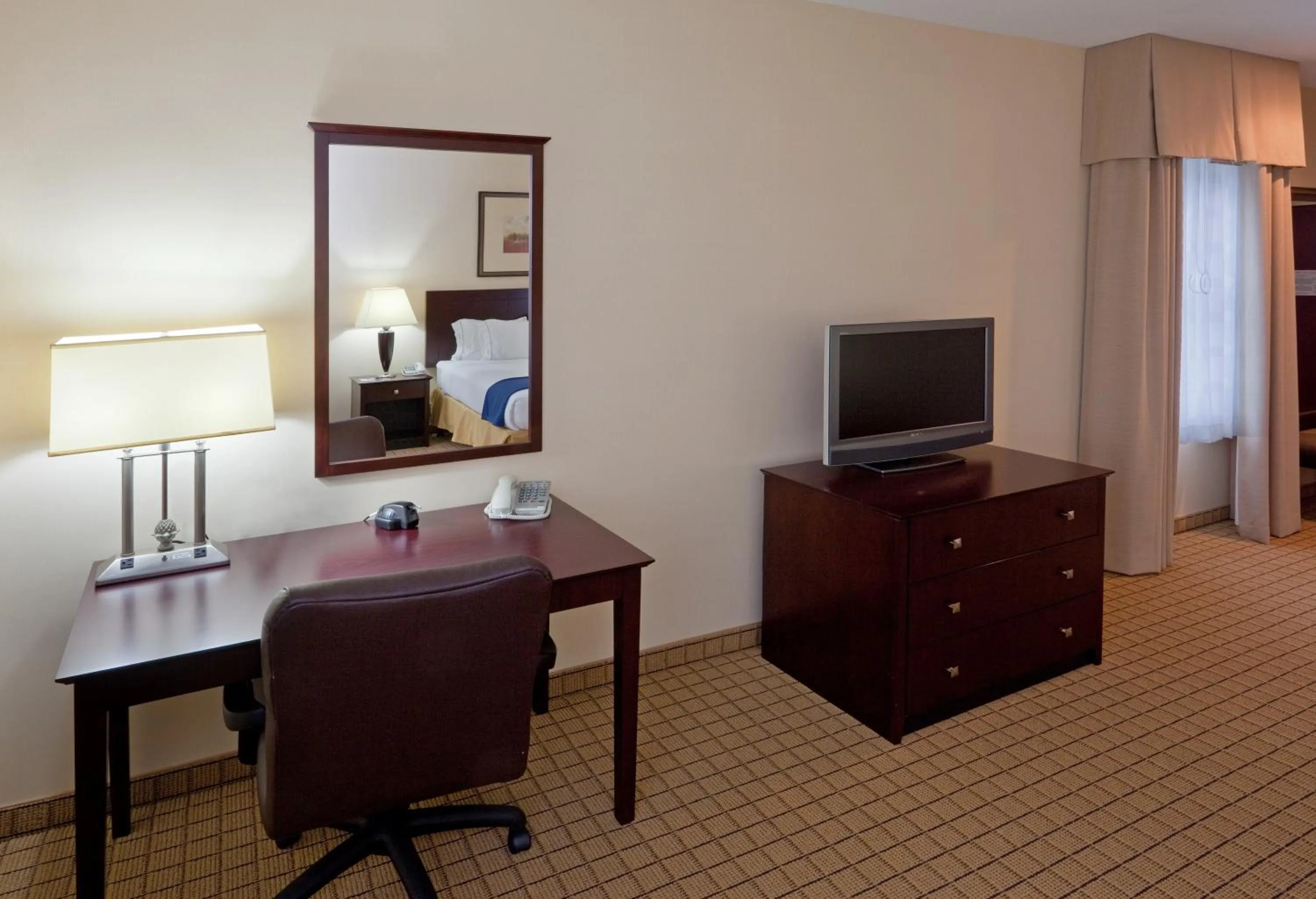 TV and multimedia in Holiday Inn Express Hotel & Suites Rochester by IHG