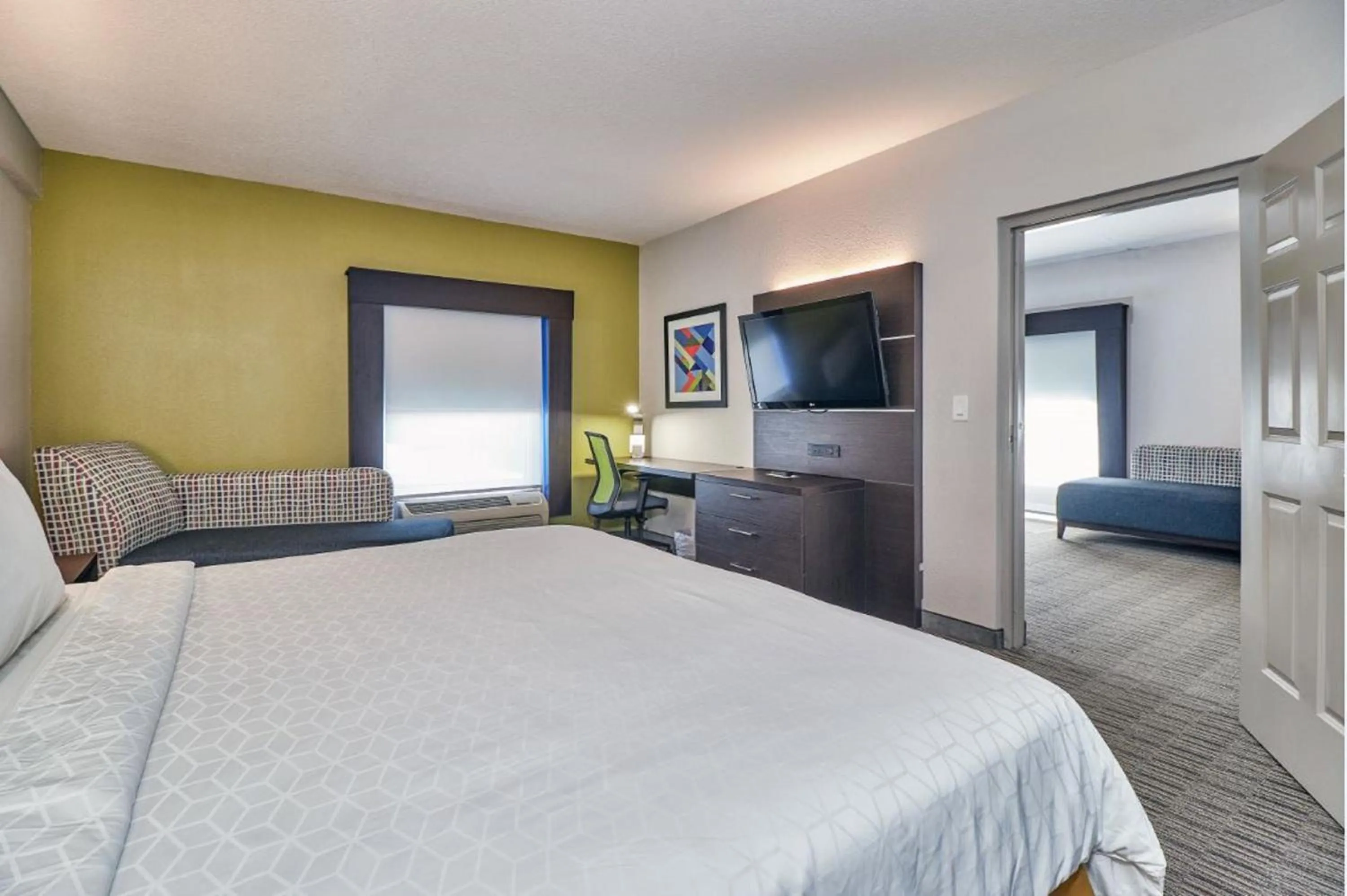 Communal lounge/ TV room, Bed in Holiday Inn Express Hotel & Suites Clearwater US 19 North by IHG