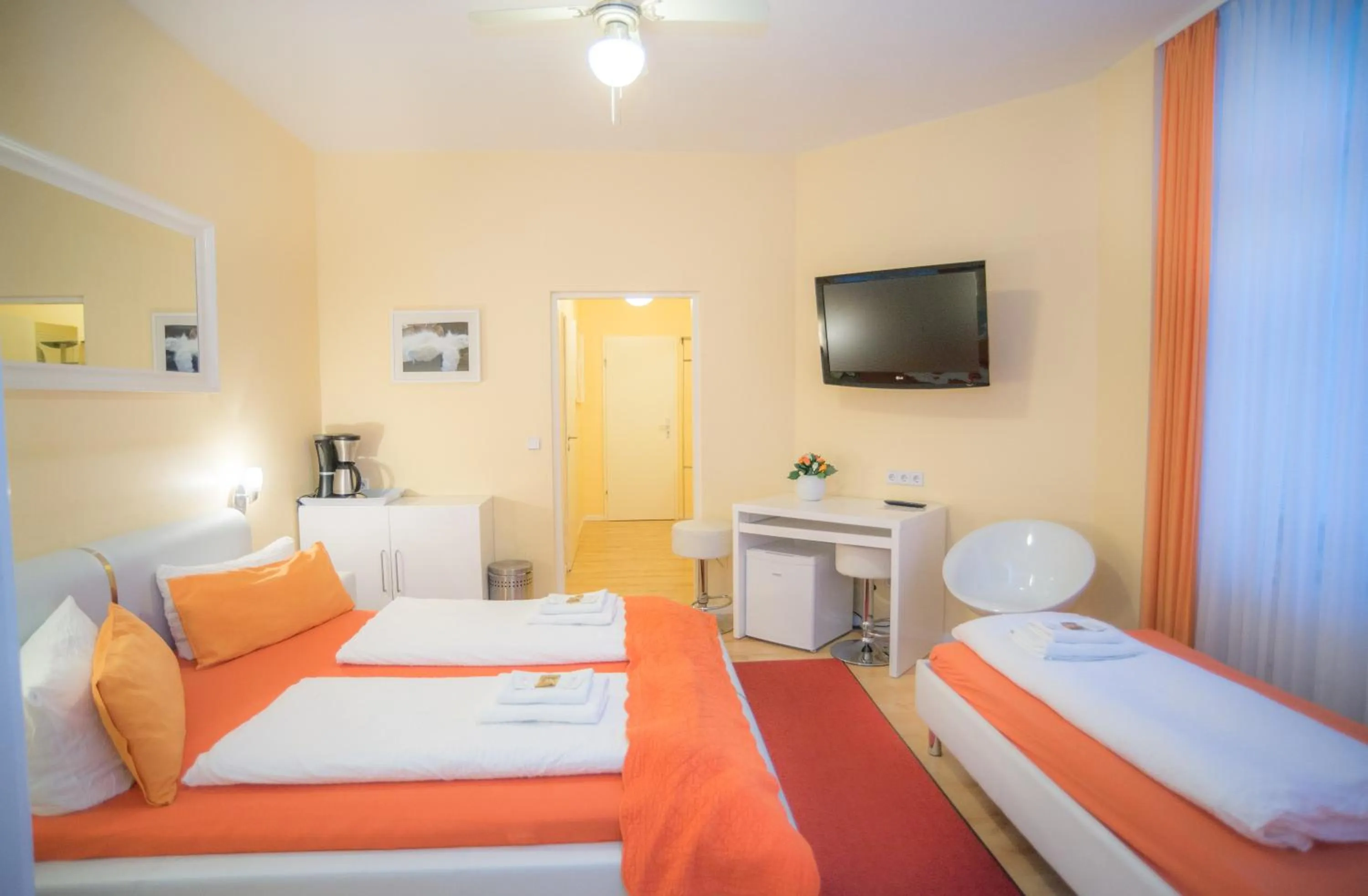 Photo of the whole room, Bed in City Guesthouse Pension Berlin