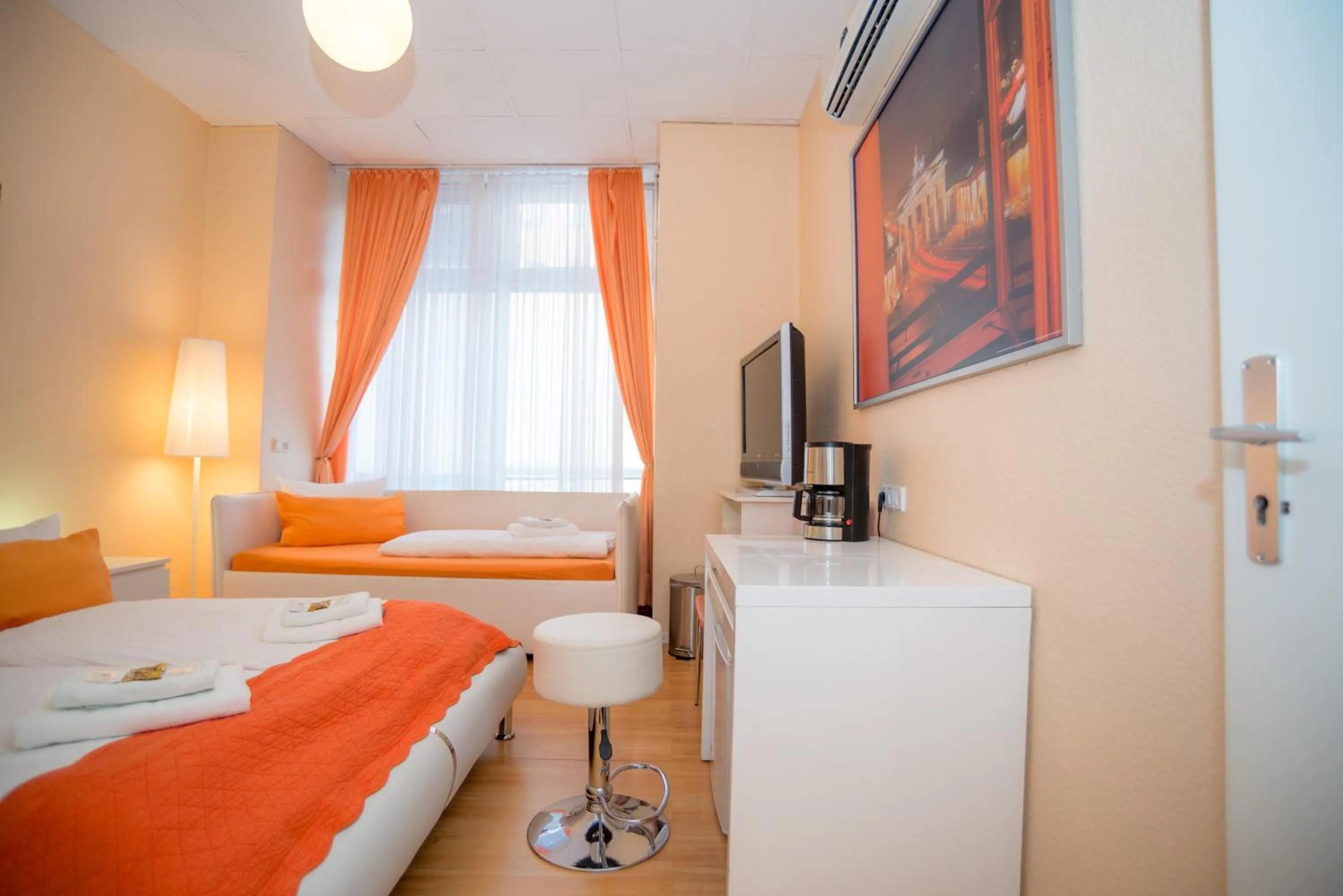 Photo of the whole room, Bed in City Guesthouse Pension Berlin