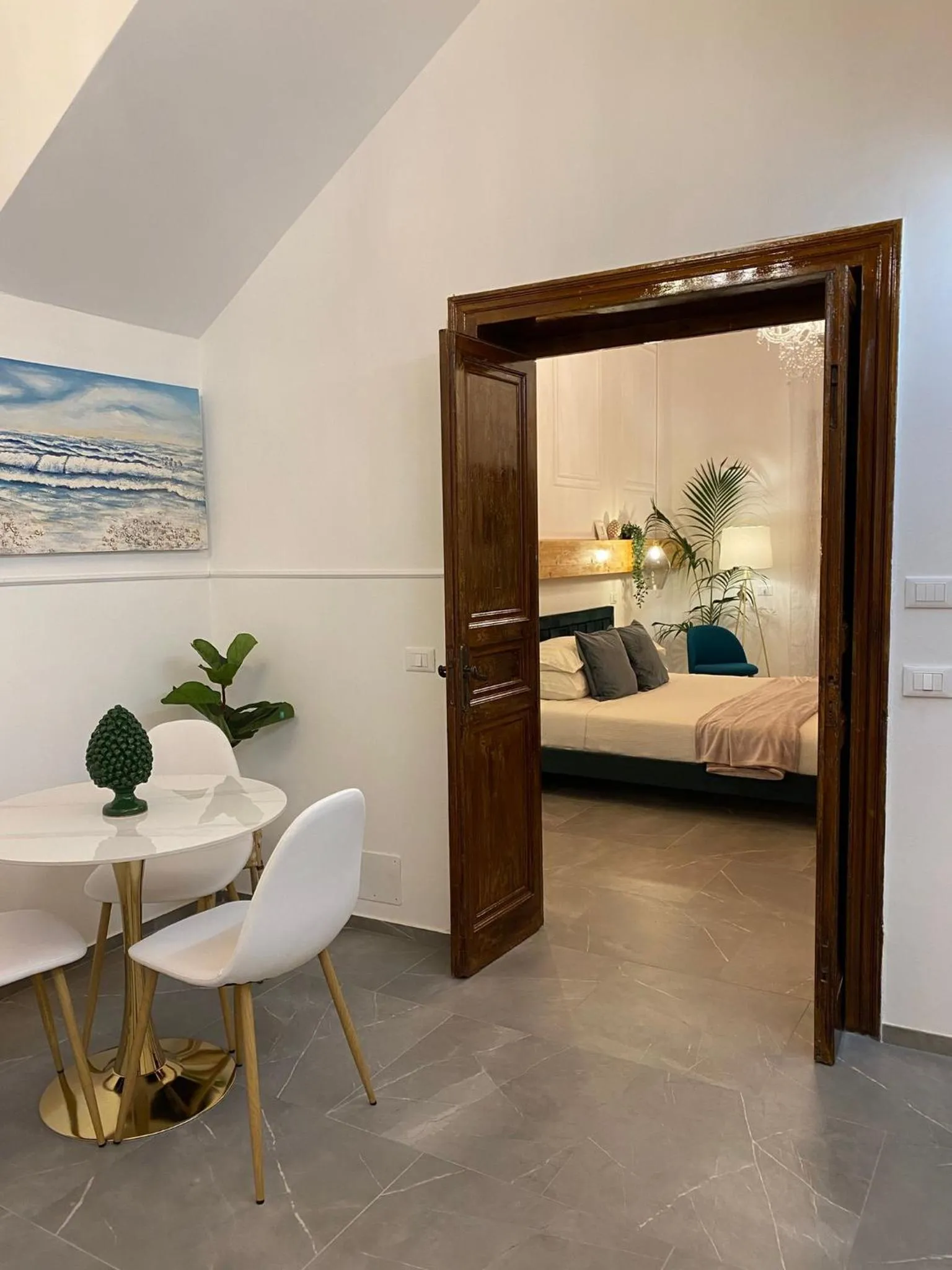 Photo of the whole room, Bed in Atrium