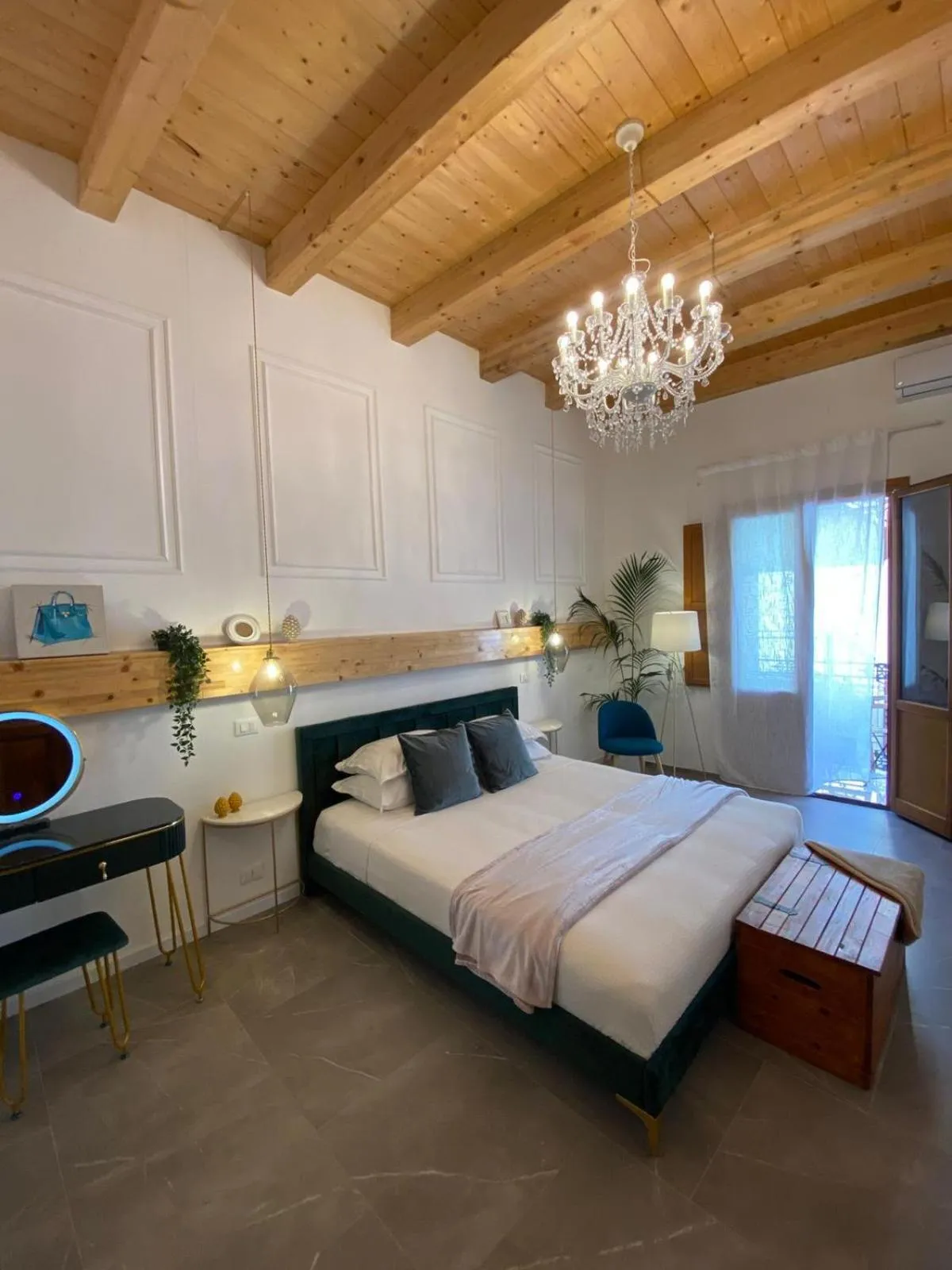 Photo of the whole room, Bed in Atrium