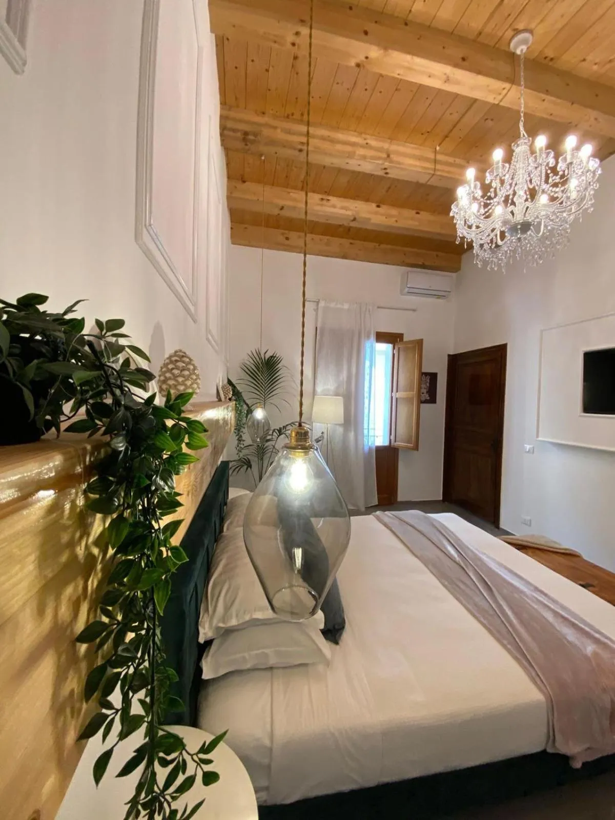 Photo of the whole room, Bed in Atrium