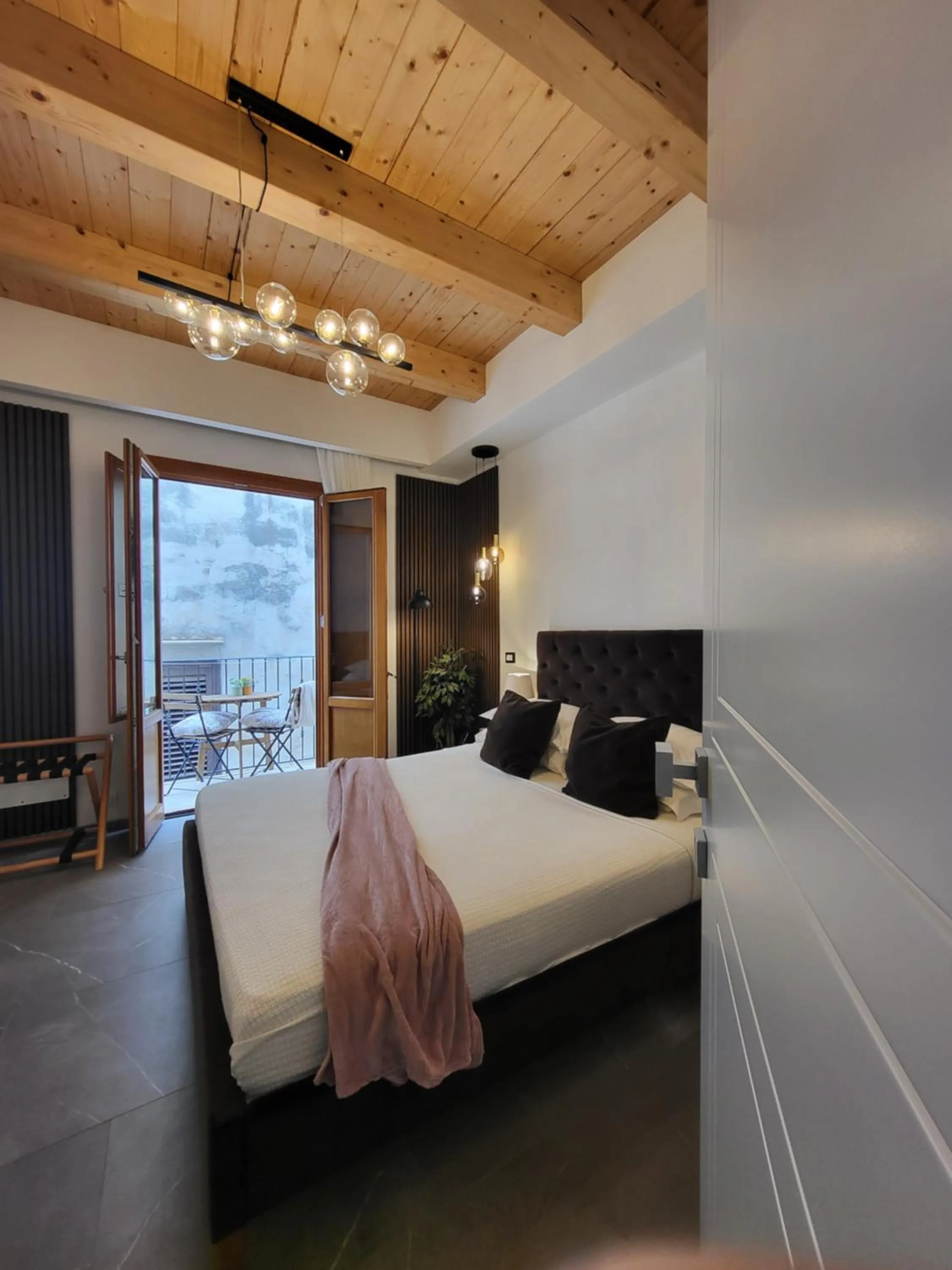 Photo of the whole room, Bed in Atrium