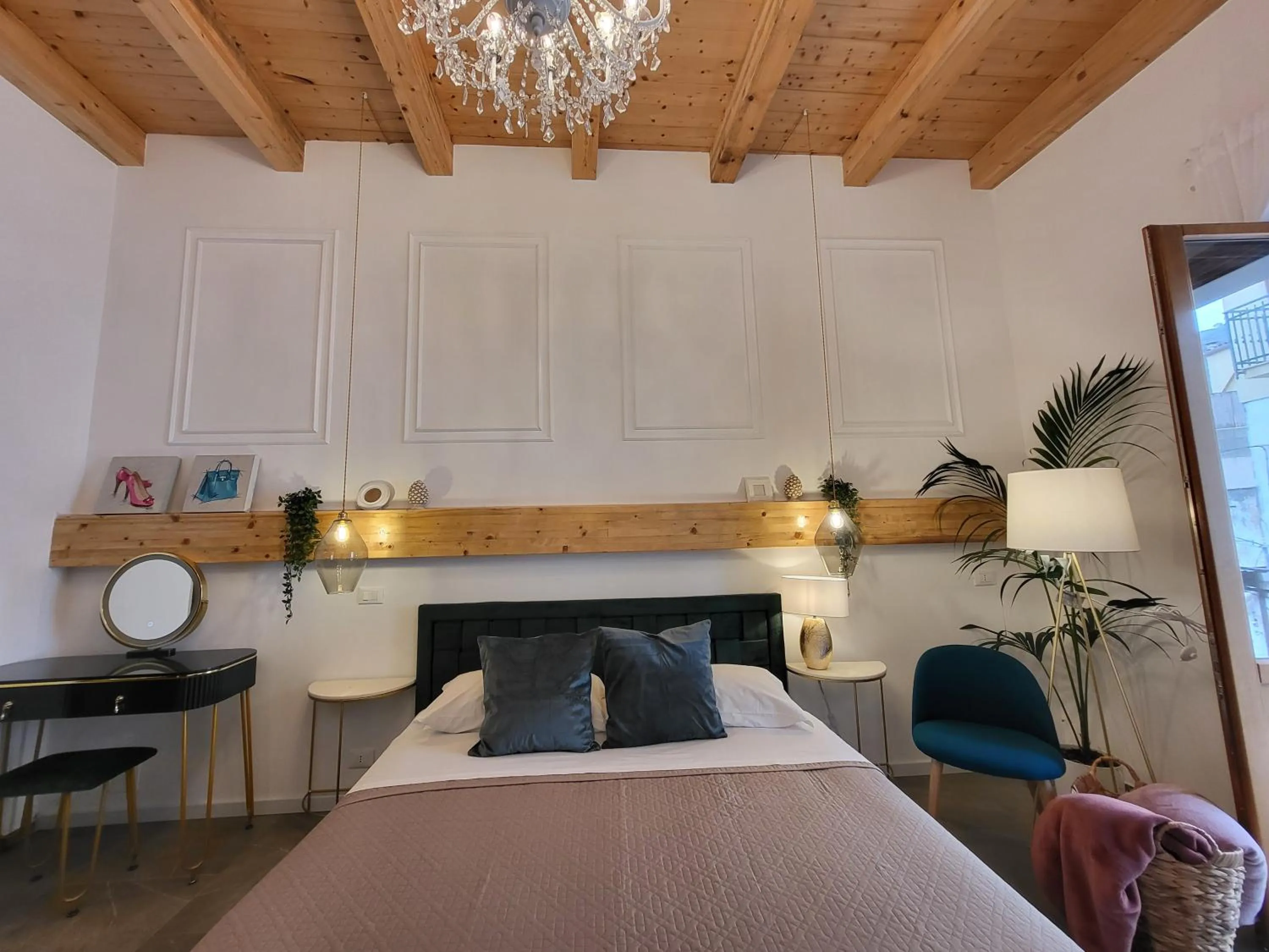 Photo of the whole room, Bed in Atrium