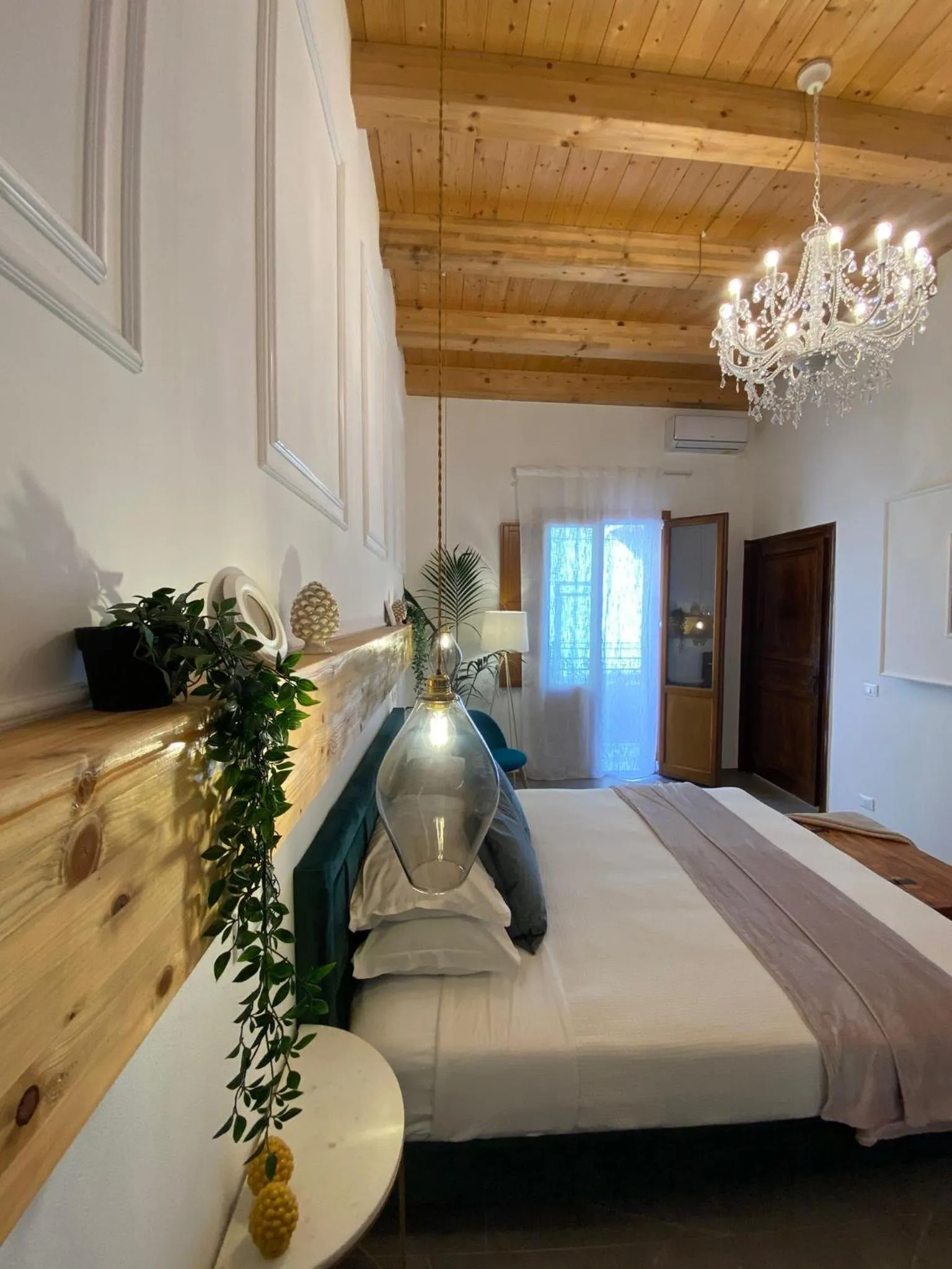 Photo of the whole room, Bed in Atrium