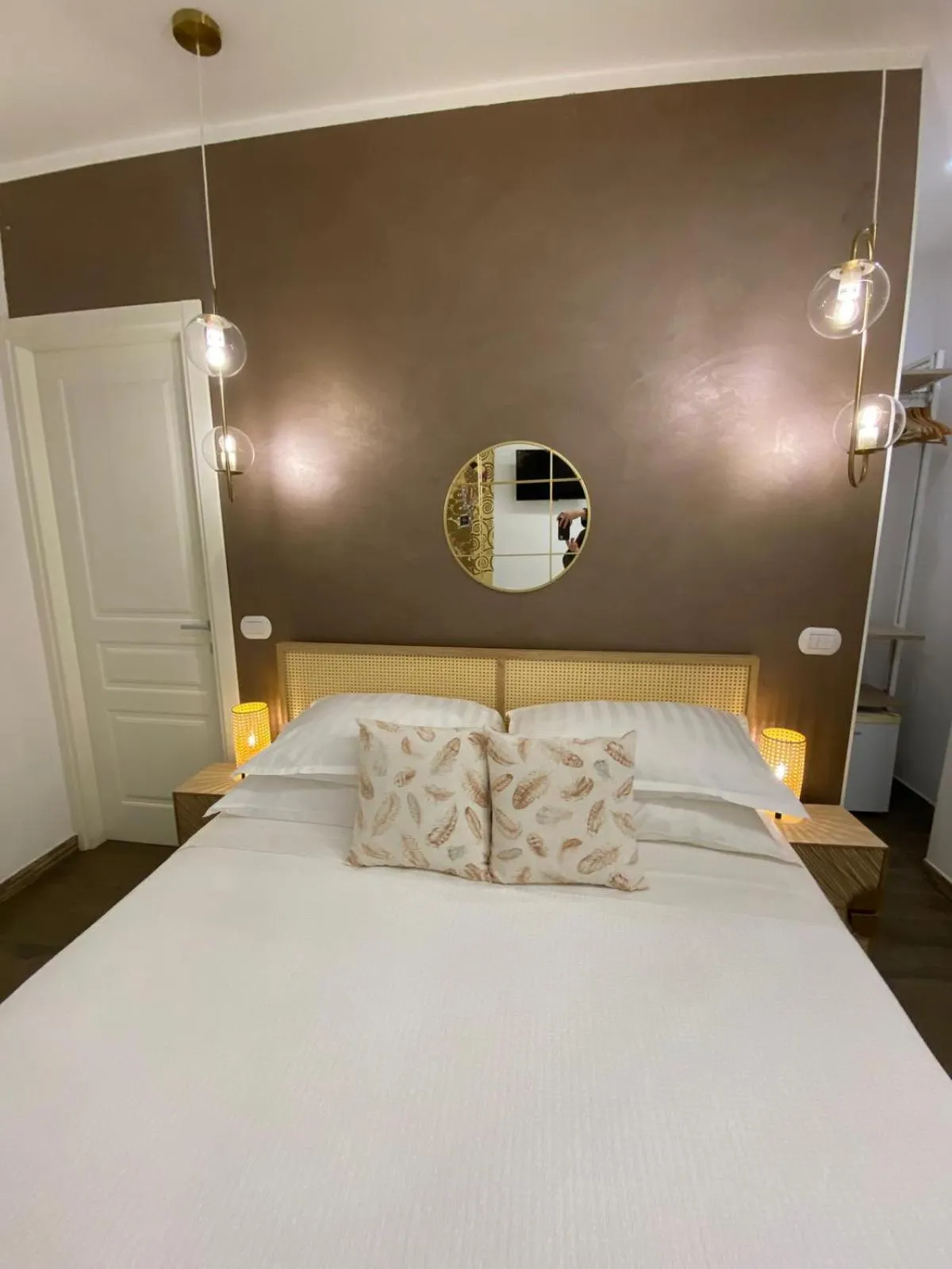 Photo of the whole room, Bed in Atrium