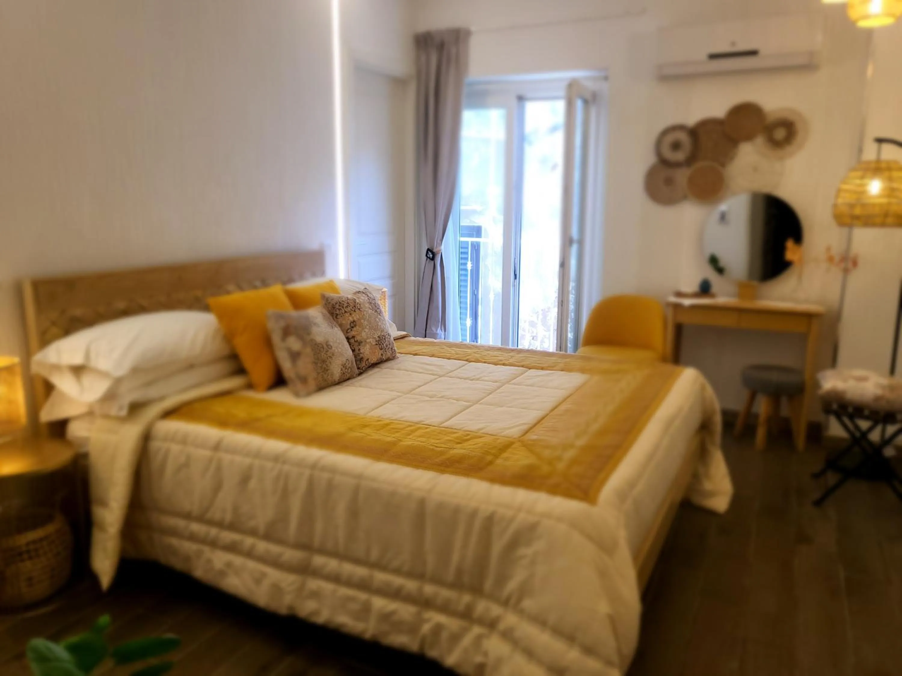 Photo of the whole room, Bed in Atrium