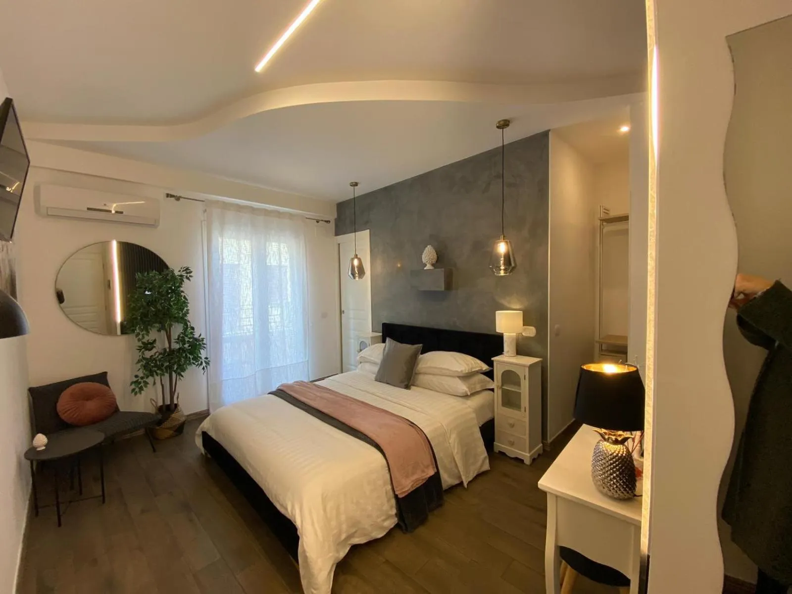 Photo of the whole room, Bed in Atrium