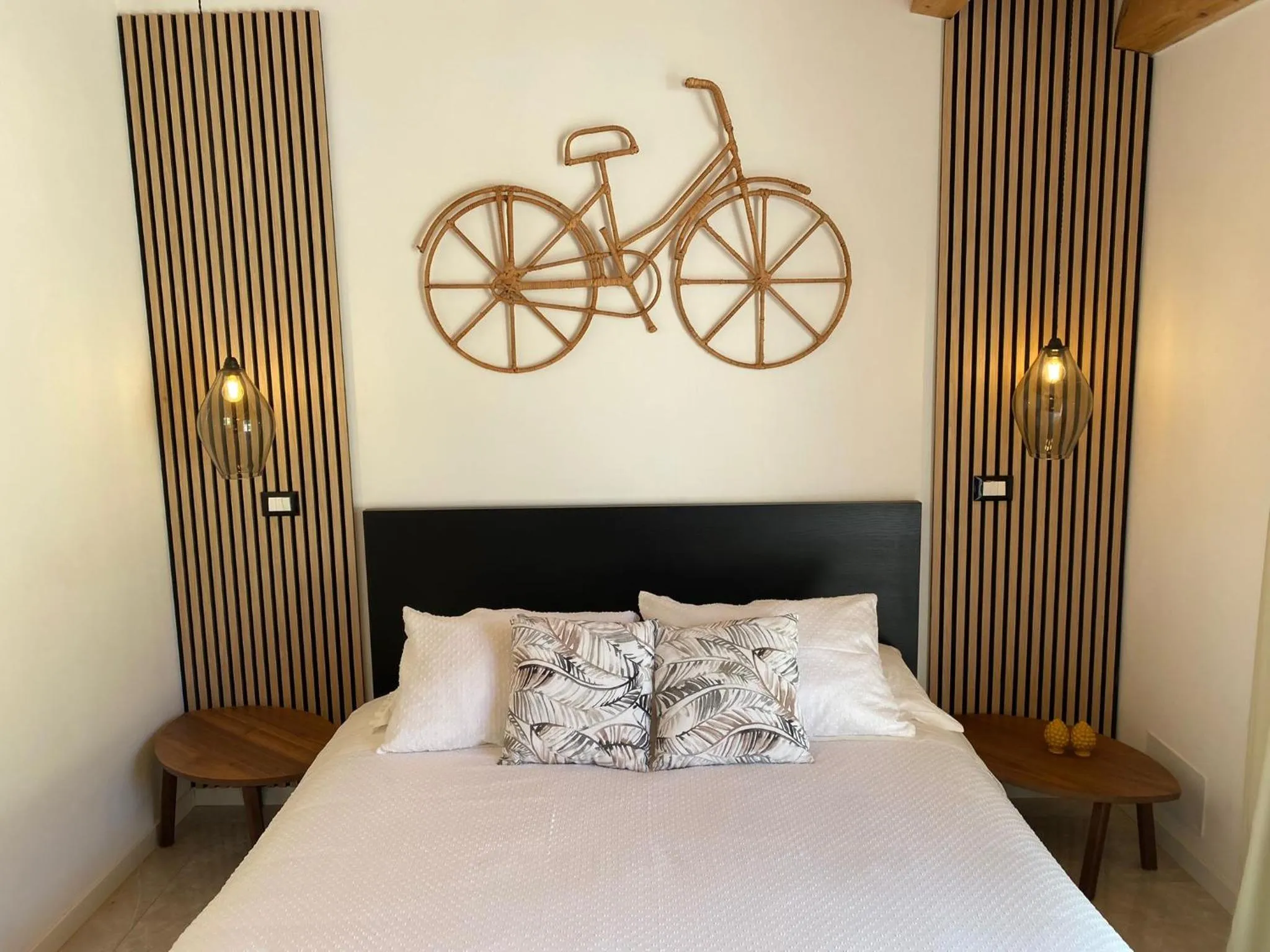 Photo of the whole room, Bed in Atrium