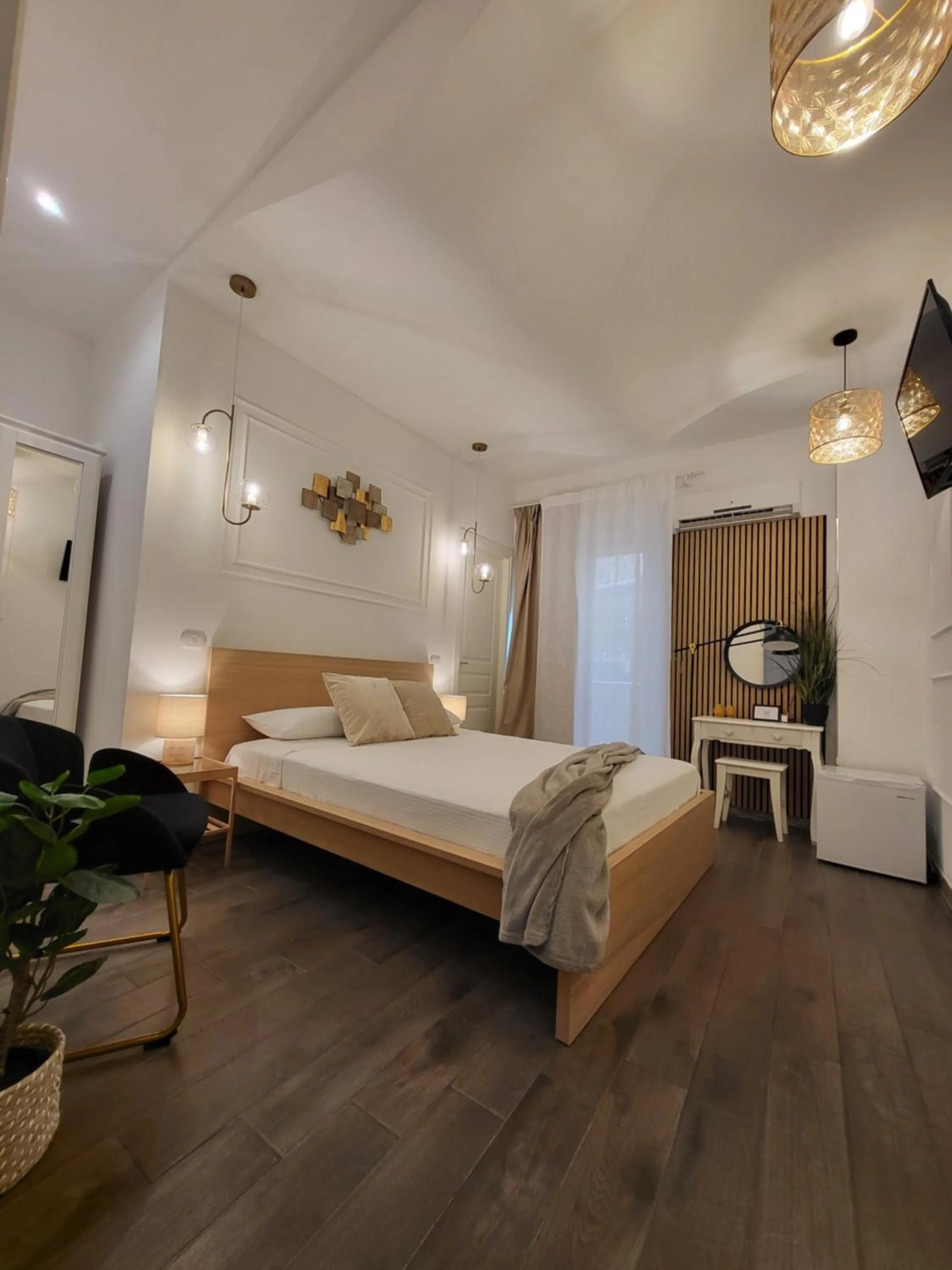 Photo of the whole room, Bed in Atrium