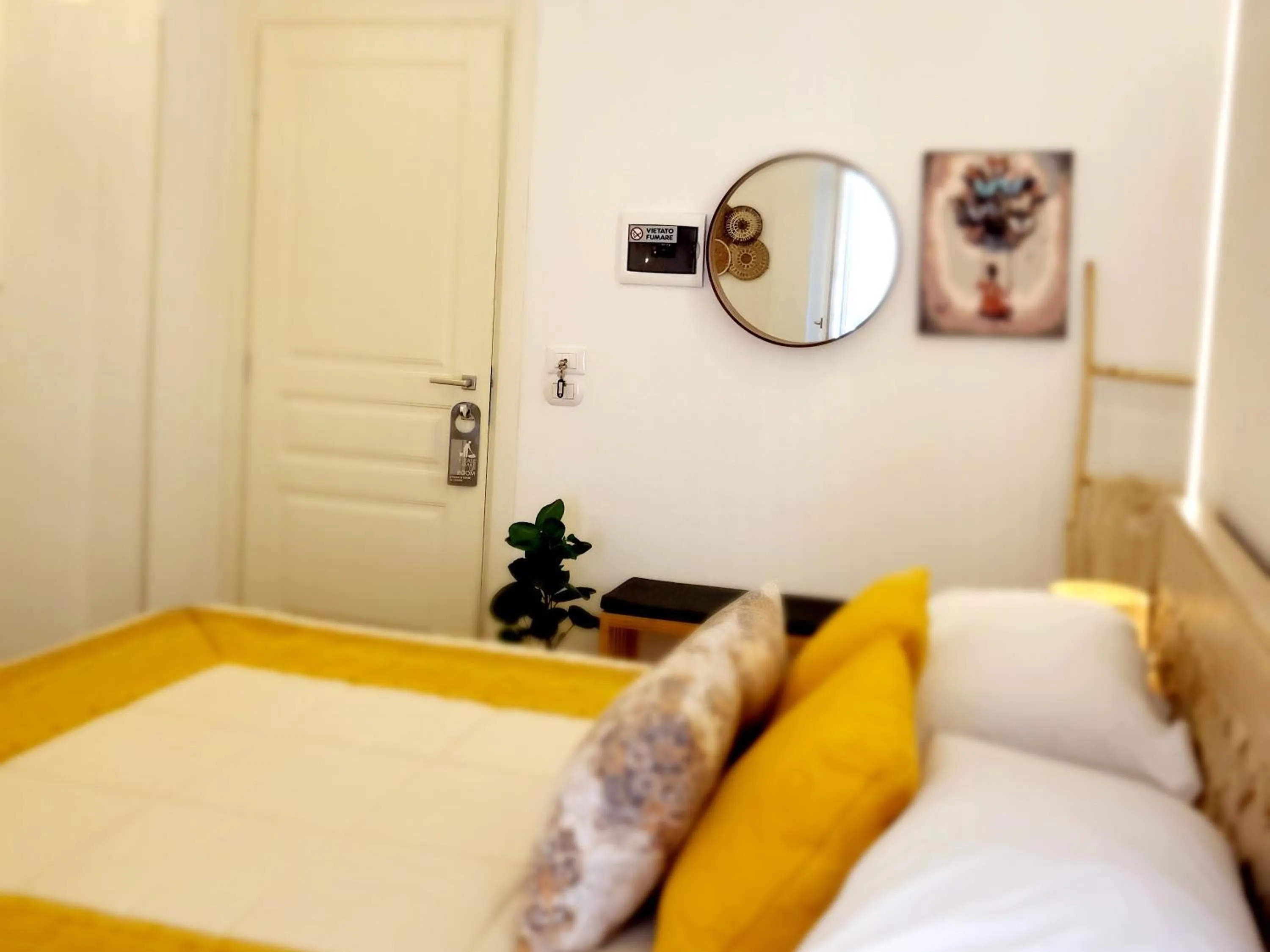 Photo of the whole room, Bed in Atrium