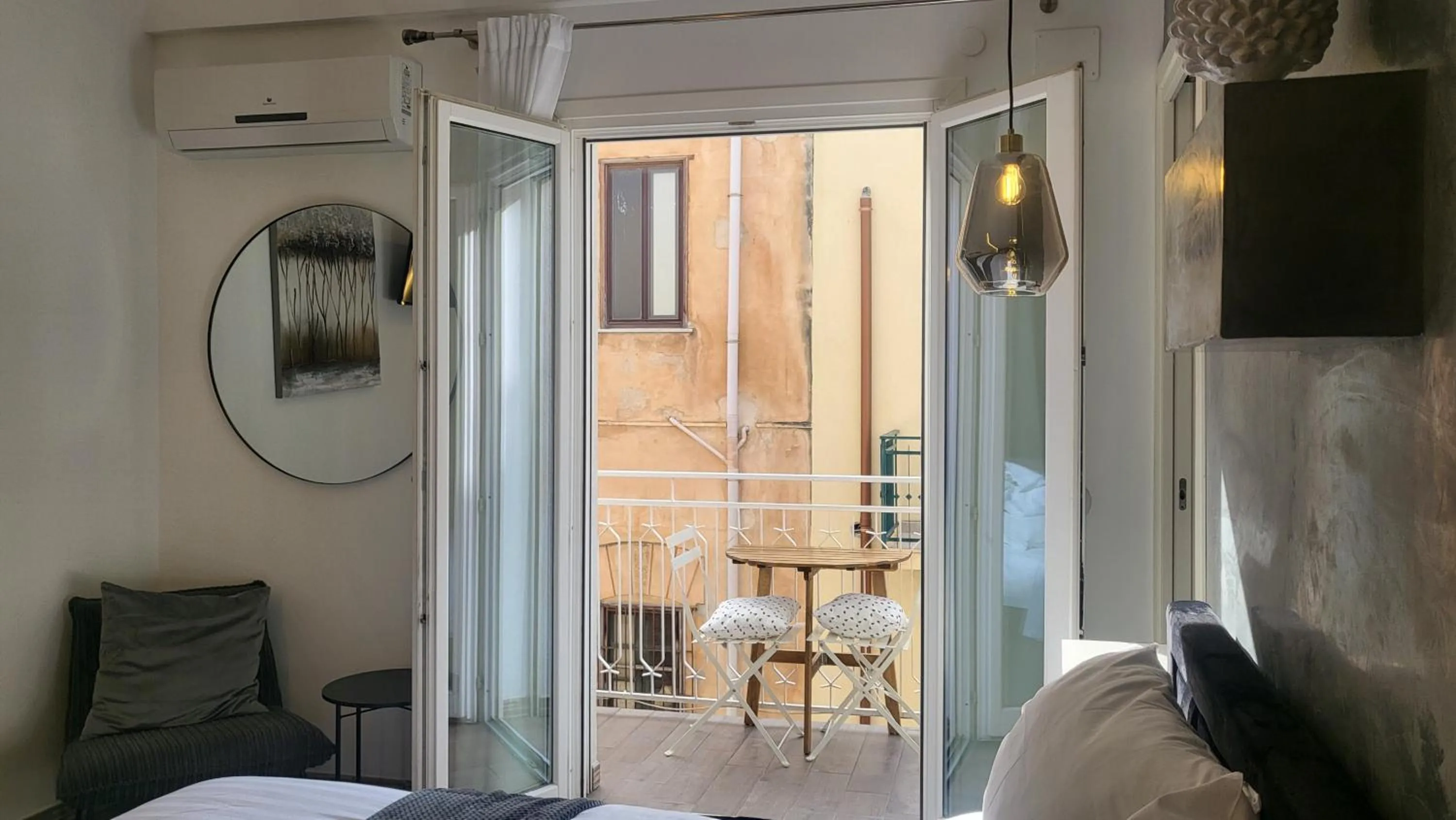 Photo of the whole room, Bed in Atrium