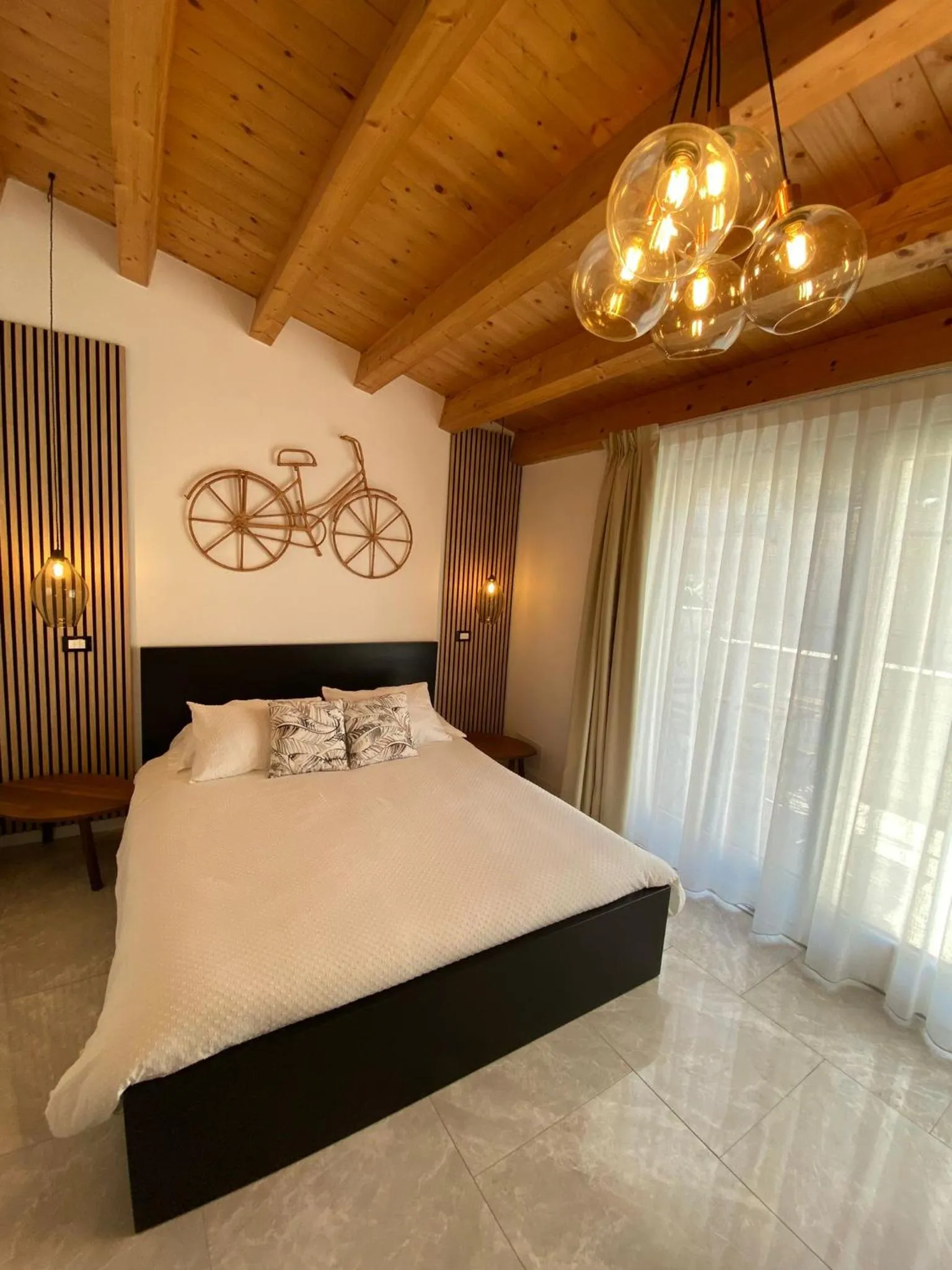 Photo of the whole room, Bed in Atrium