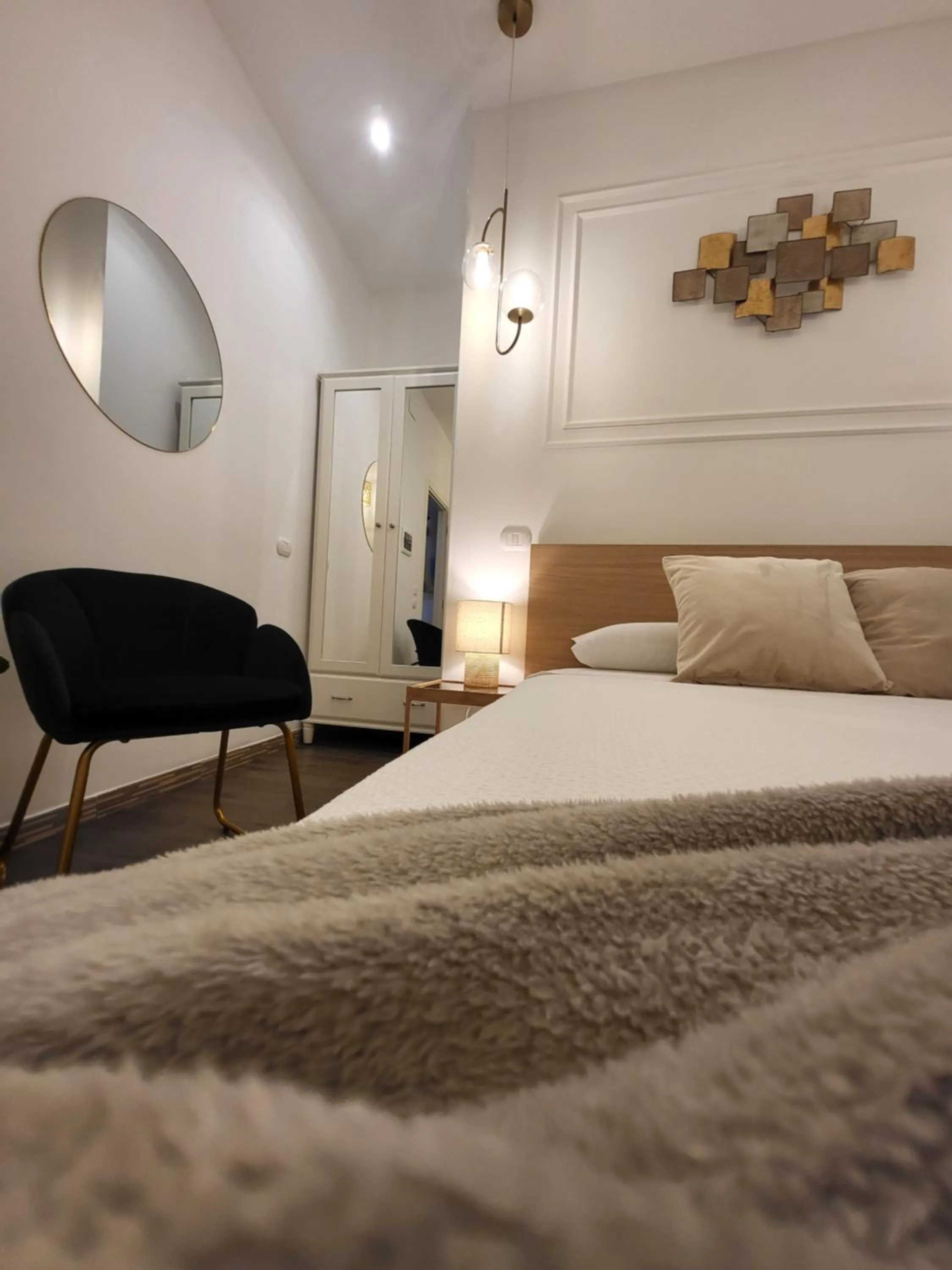 Photo of the whole room, Bed in Atrium