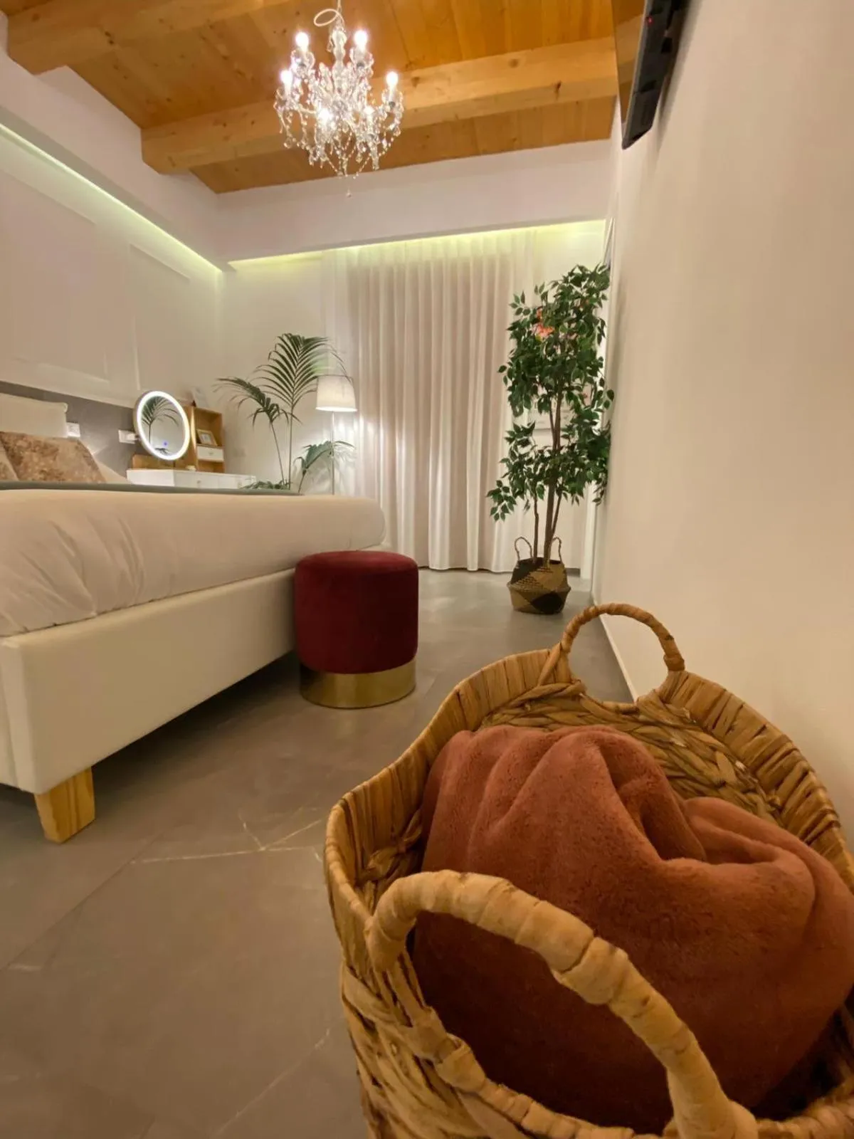 Photo of the whole room, Bed in Atrium