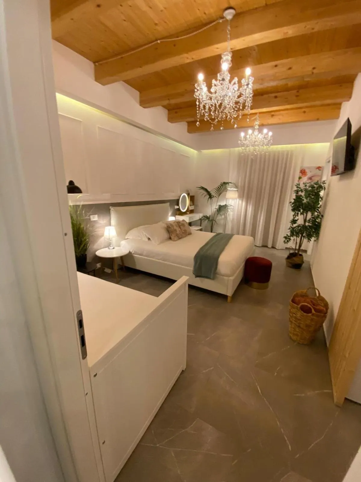 Photo of the whole room, Bed in Atrium