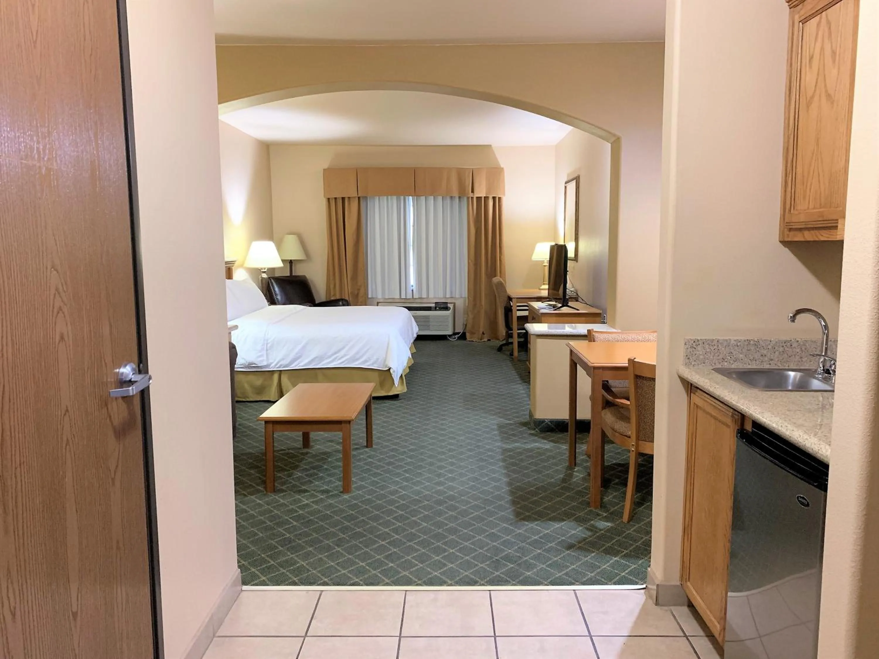 Photo of the whole room, Bed in Holiday Inn Express Hotel and Suites Alice by IHG