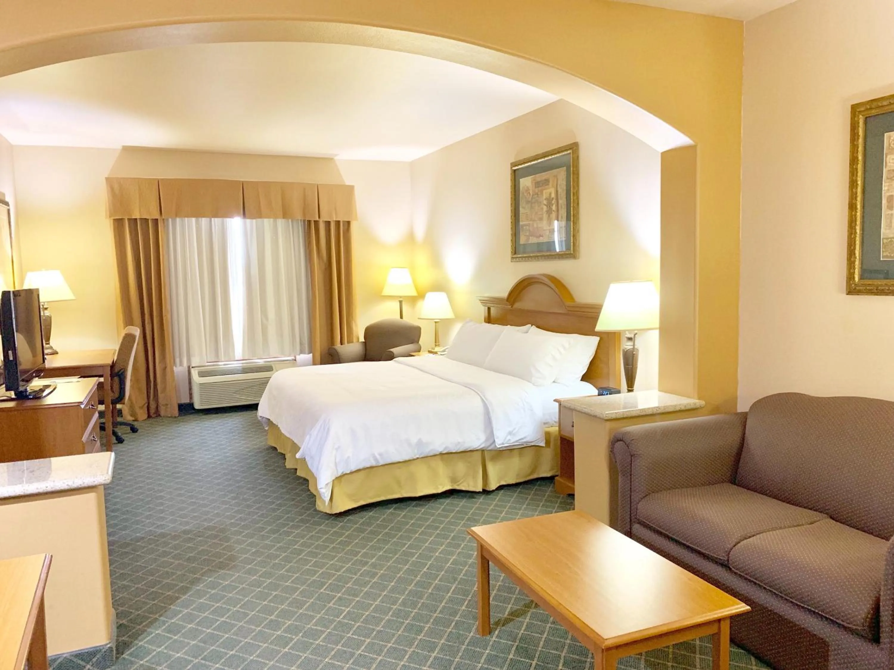 Photo of the whole room, Bed in Holiday Inn Express Hotel and Suites Alice by IHG