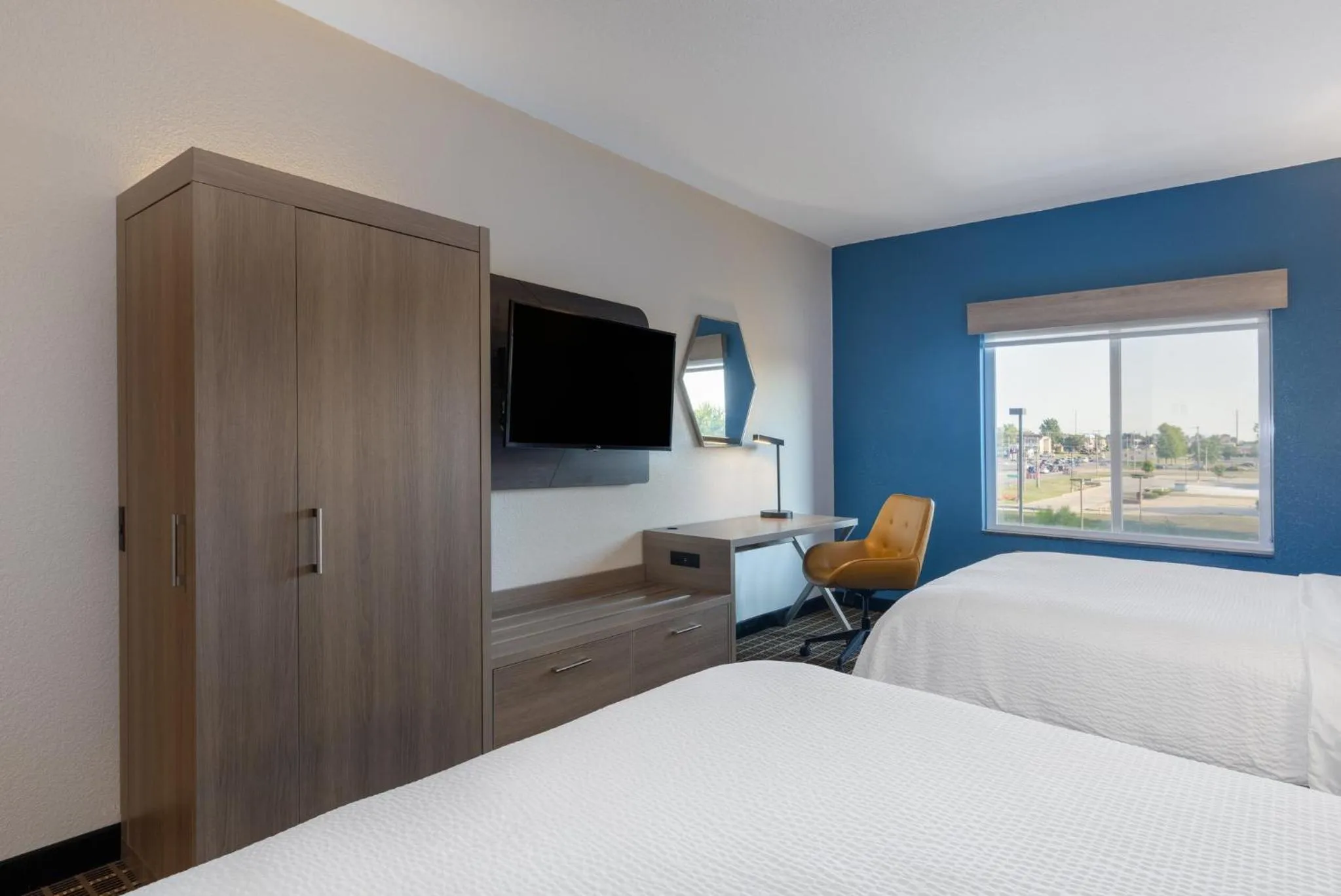 Photo of the whole room, Bed in Holiday Inn Express & Suites Pittsburg by IHG