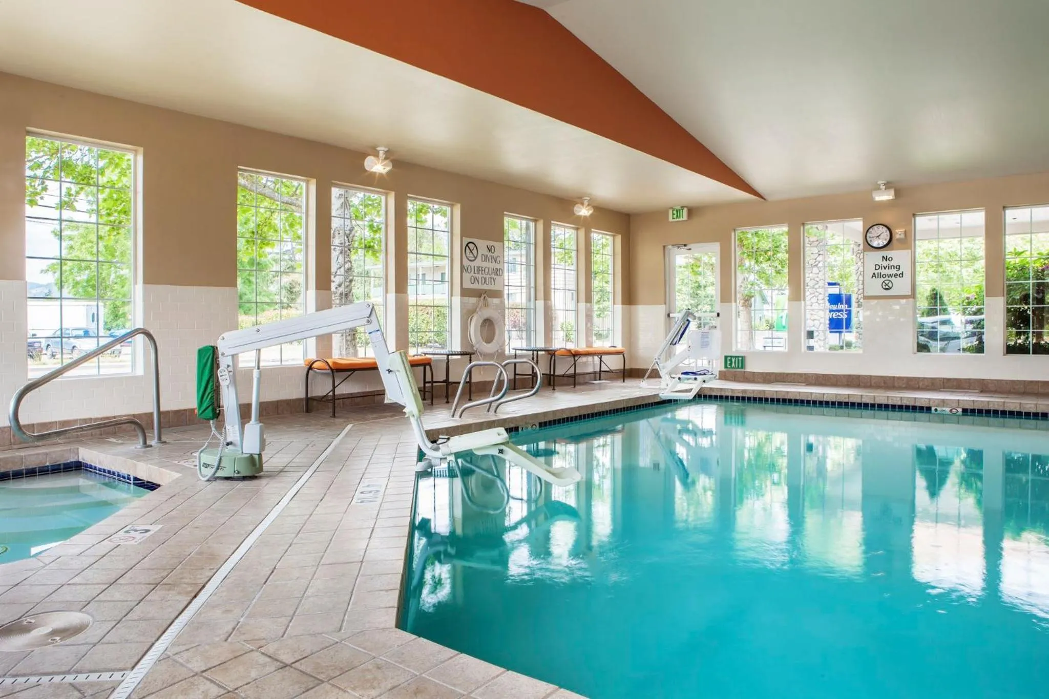 Swimming pool in Holiday Inn Express Corvallis-On the River by IHG