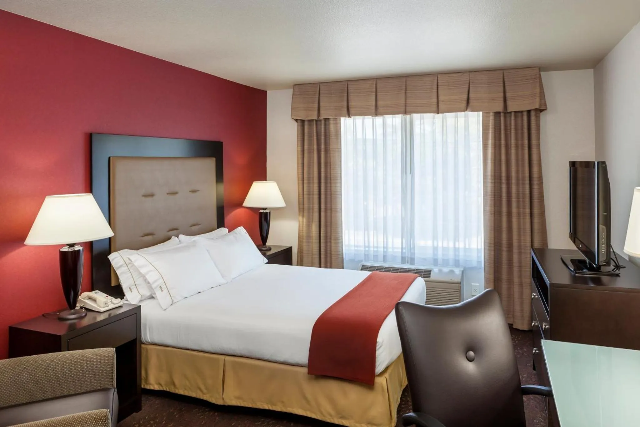 Photo of the whole room, Bed in Holiday Inn Express Corvallis-On the River by IHG