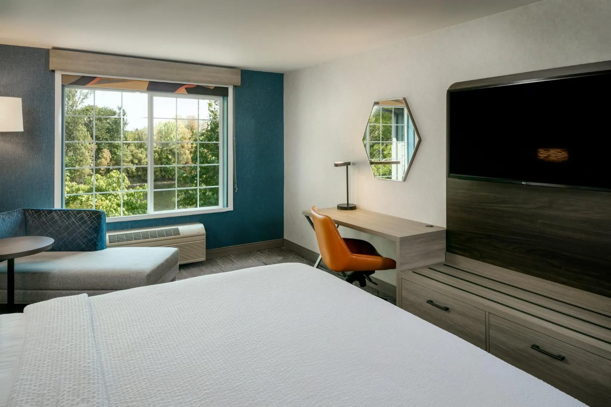 Photo of the whole room, Bed in Holiday Inn Express Corvallis-On the River by IHG