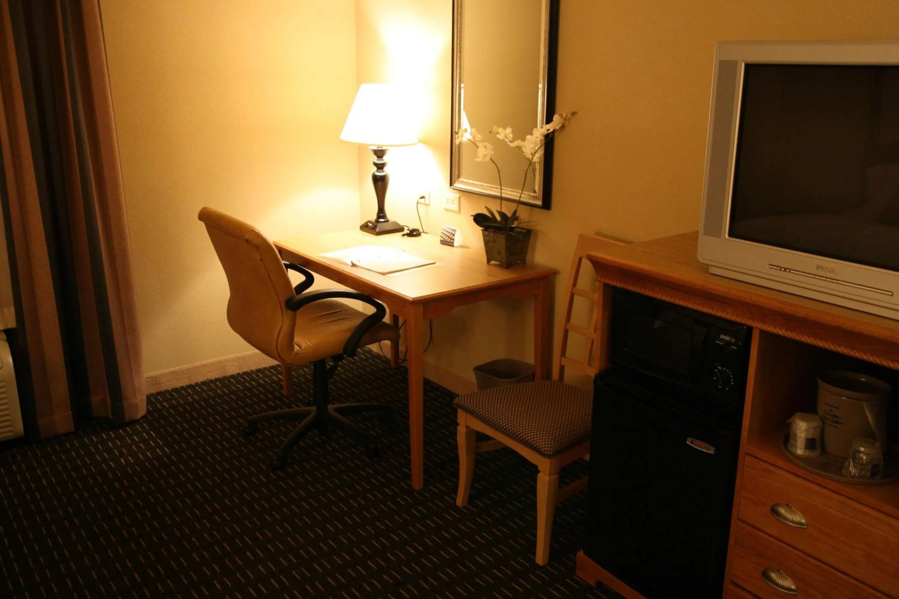 Bed in Hampton Inn & Suites Mobile Providence Park/Airport