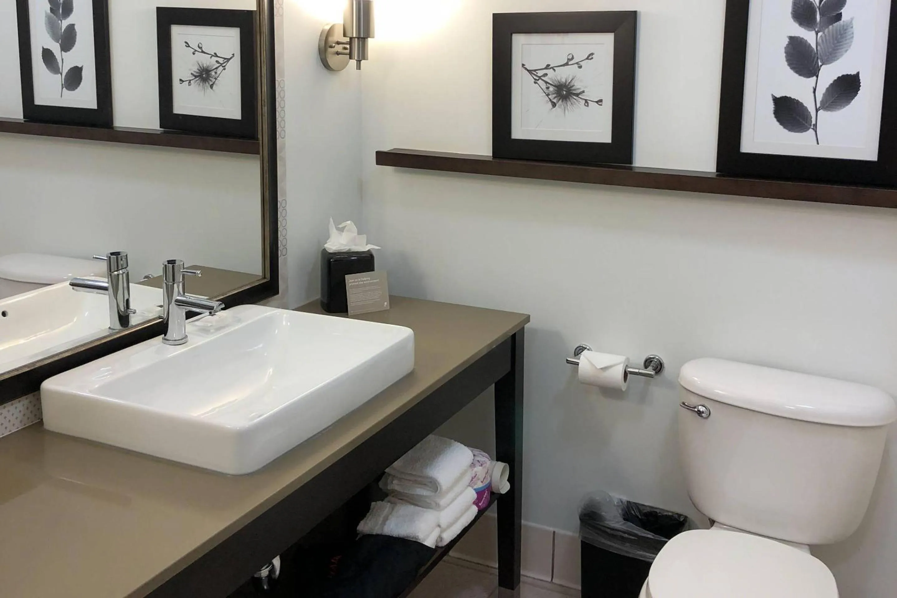 Bedroom in Country Inn & Suites by Radisson, San Jose International Airport, CA