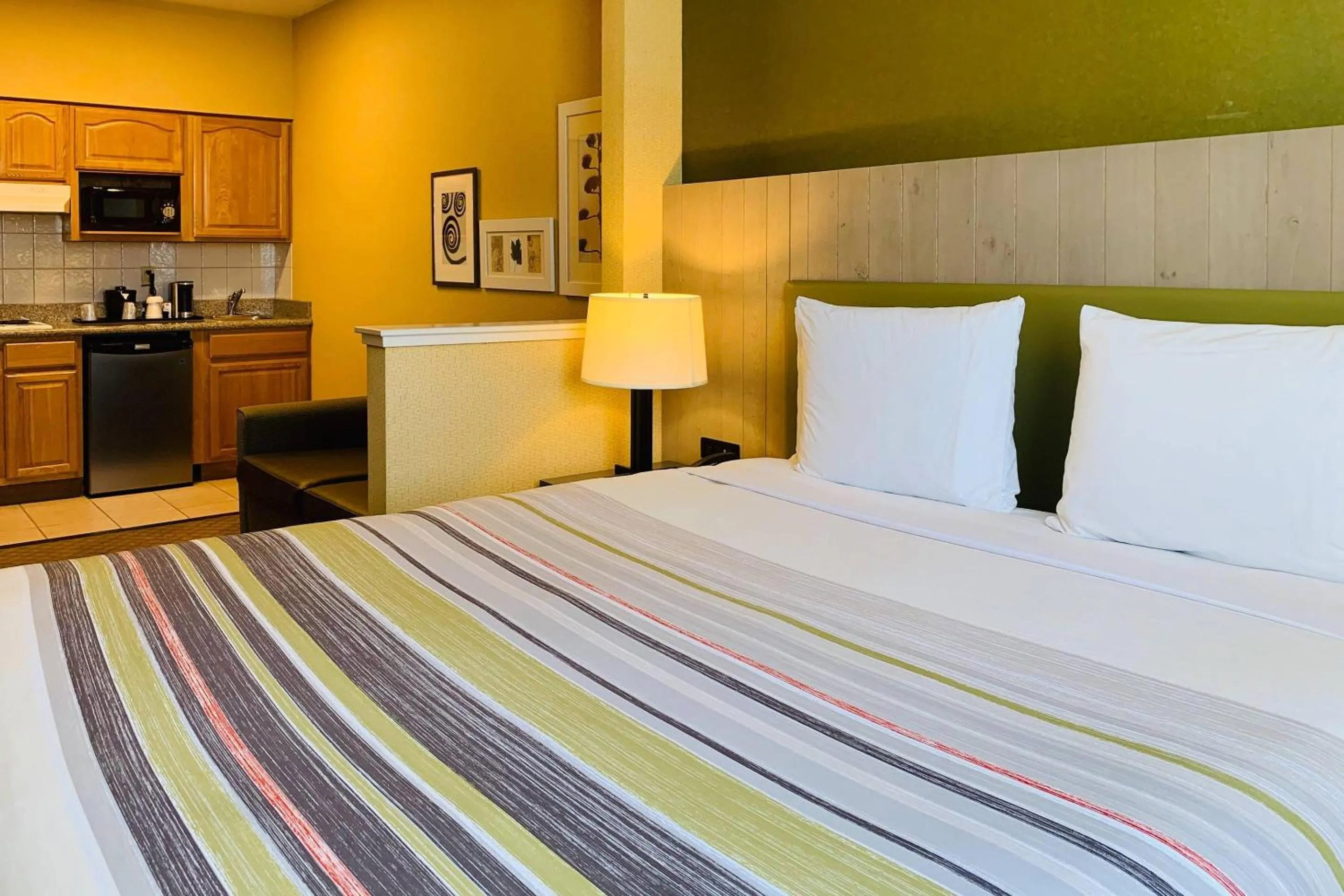 Bedroom, Bed in Country Inn & Suites by Radisson, San Jose International Airport, CA