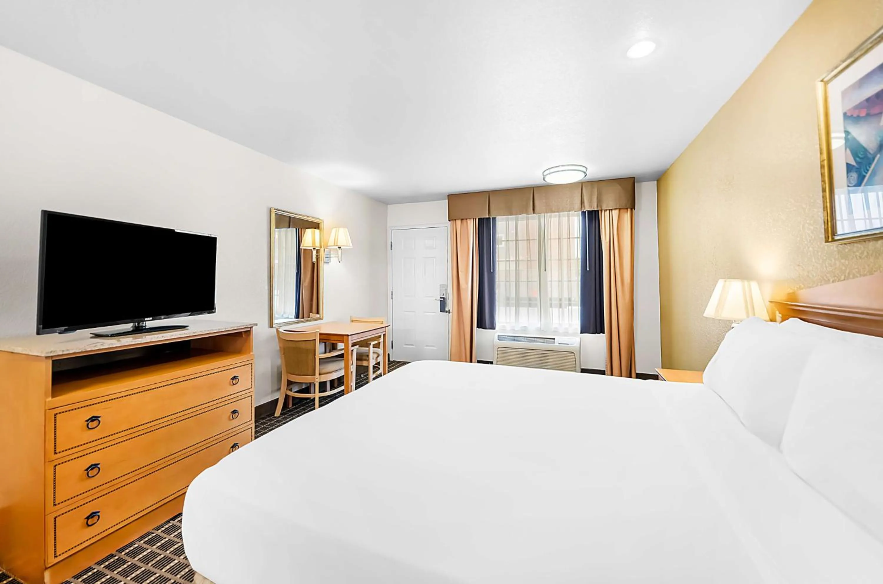 Bedroom, Bed in SureStayPlus Hotel by Best Western San Jose Central City