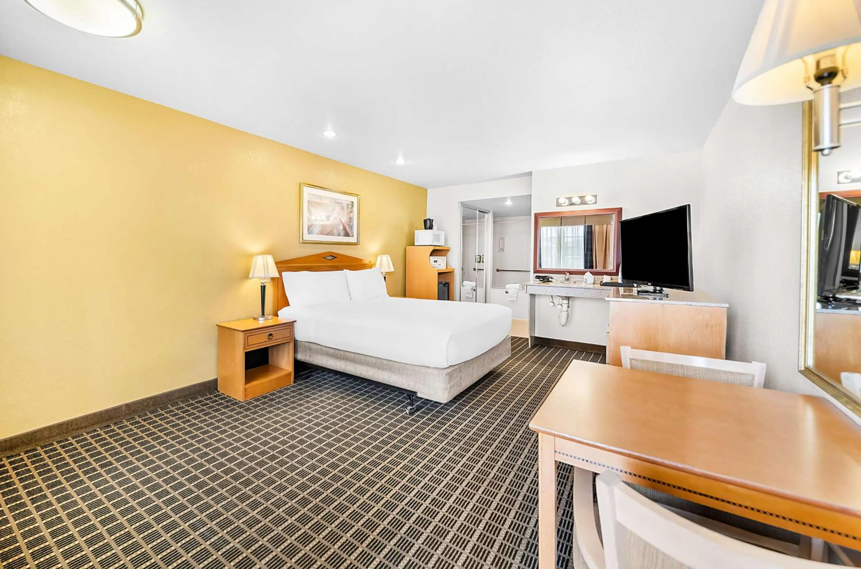 Bedroom, Bed in SureStayPlus Hotel by Best Western San Jose Central City