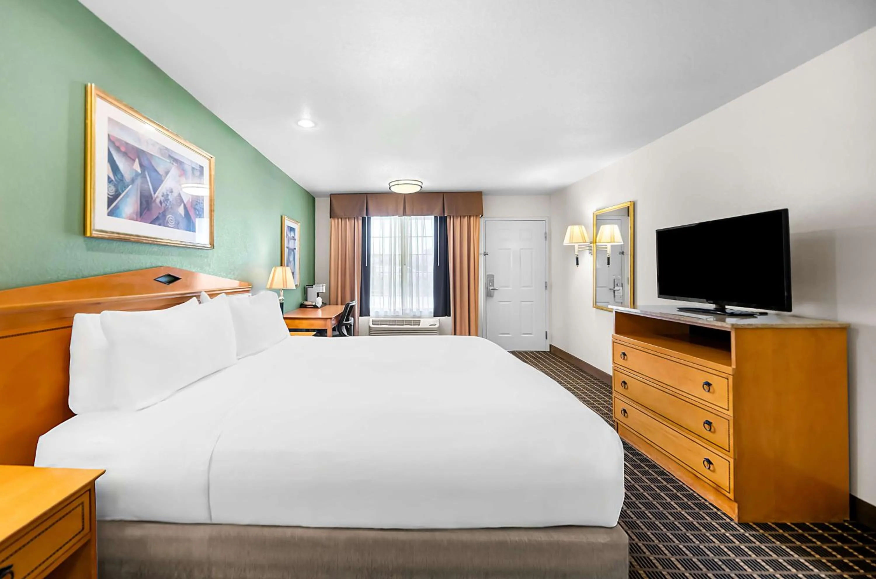 Bedroom, Bed in SureStayPlus Hotel by Best Western San Jose Central City