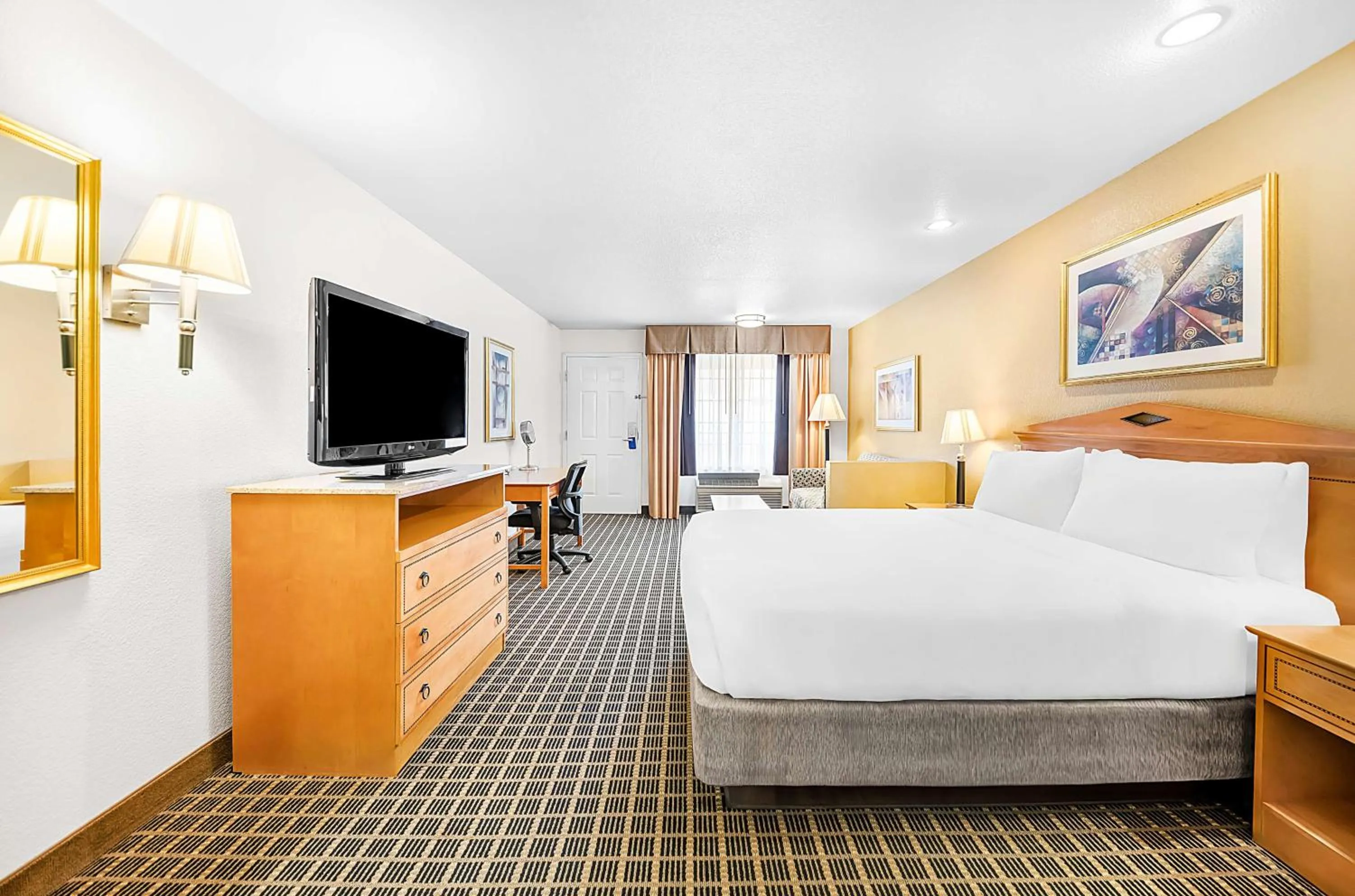 Bedroom, Bed in SureStayPlus Hotel by Best Western San Jose Central City