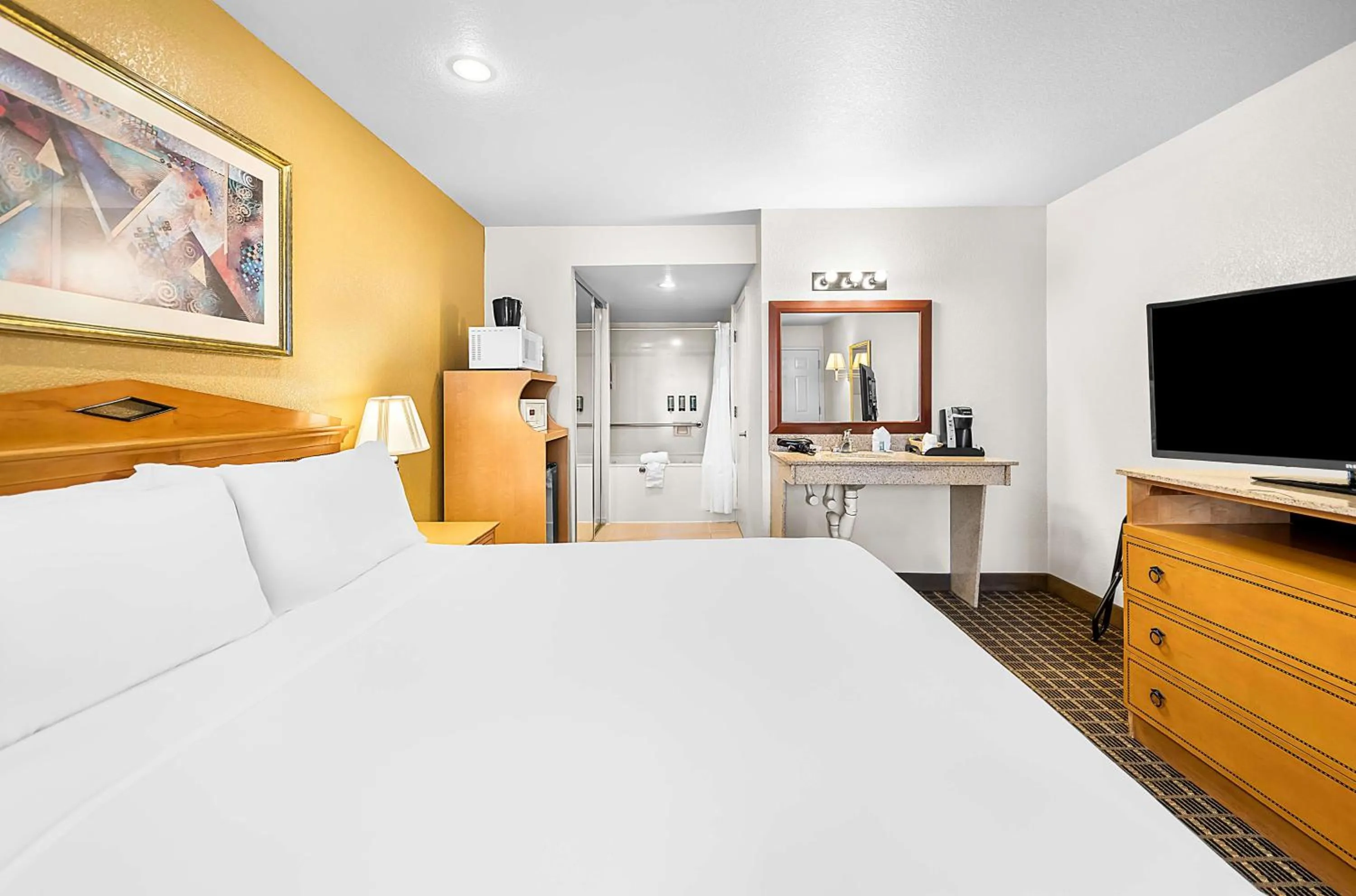 Bedroom, Bed in SureStayPlus Hotel by Best Western San Jose Central City