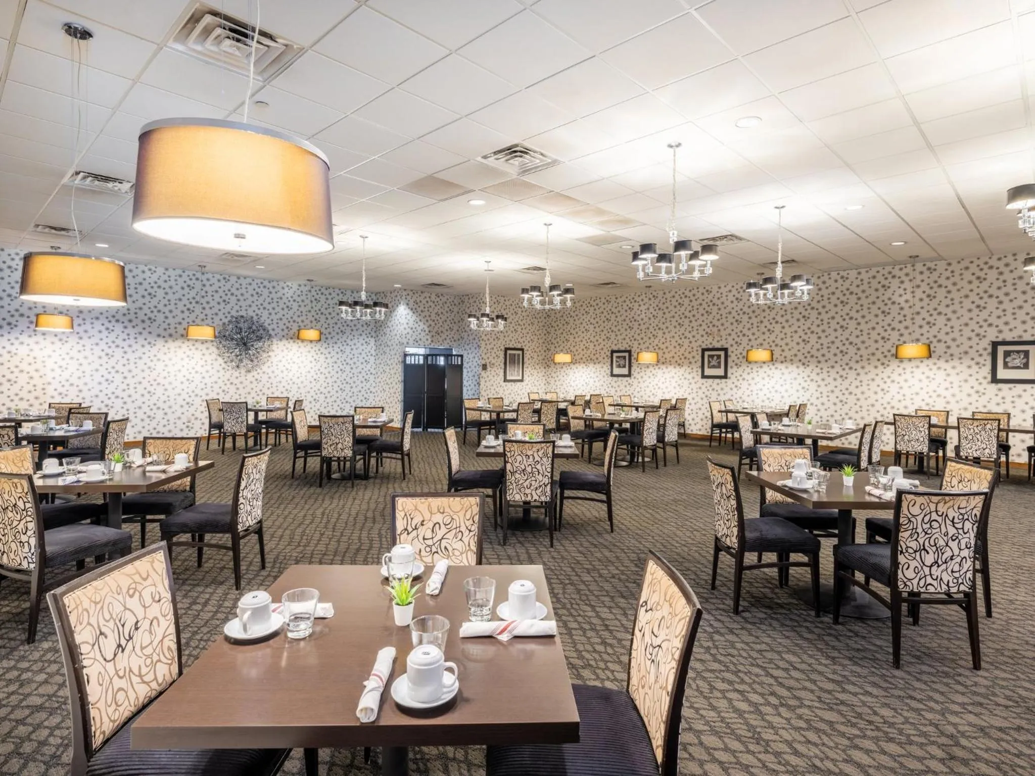 Restaurant/places to eat in Crowne Plaza Milwaukee Airport by IHG