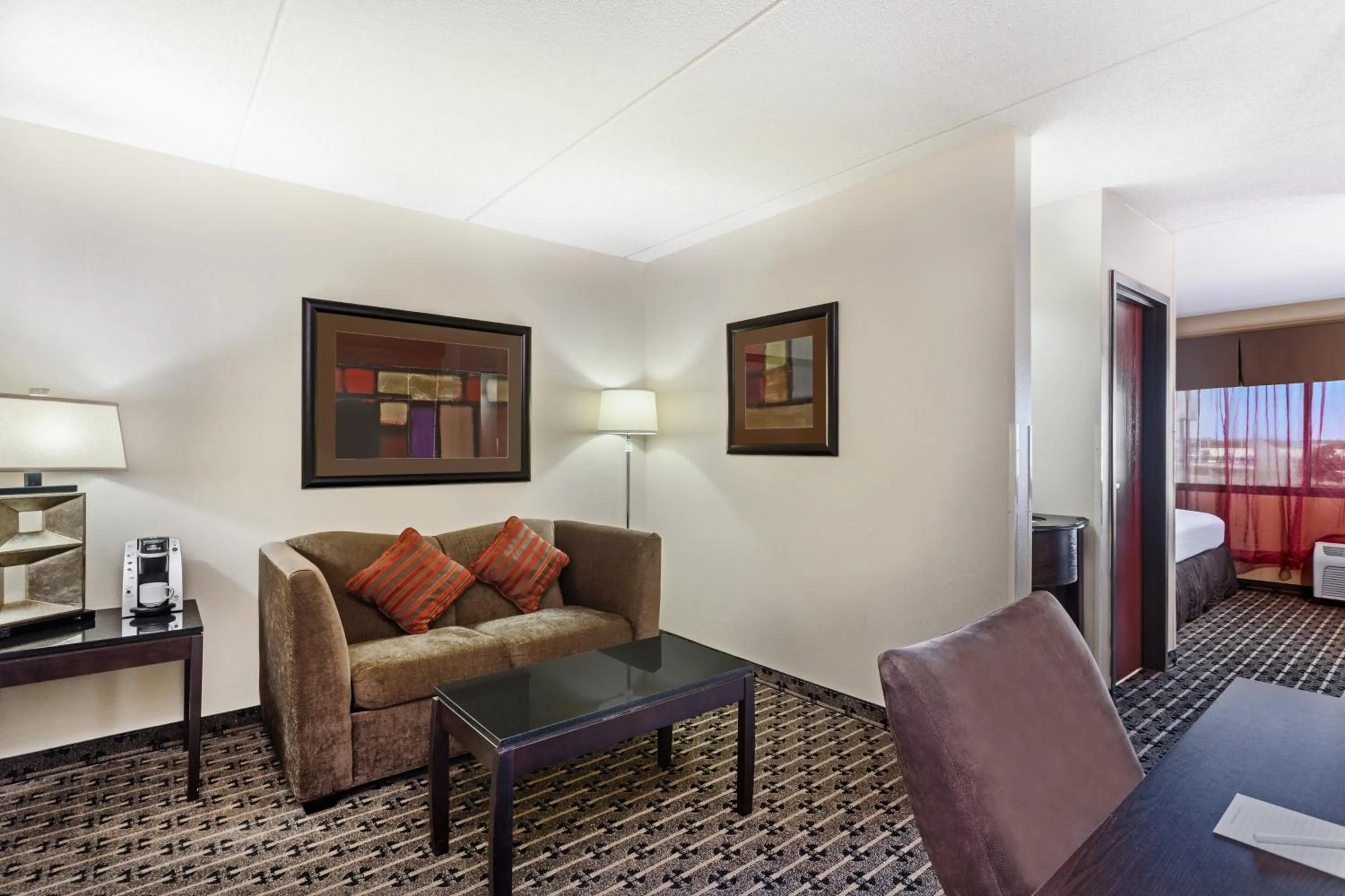 Photo of the whole room in Crowne Plaza Milwaukee Airport by IHG