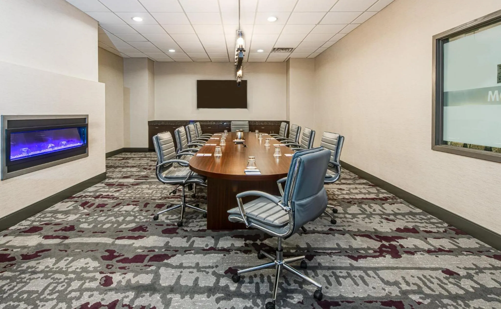 Meeting/conference room in Crowne Plaza Milwaukee Airport by IHG