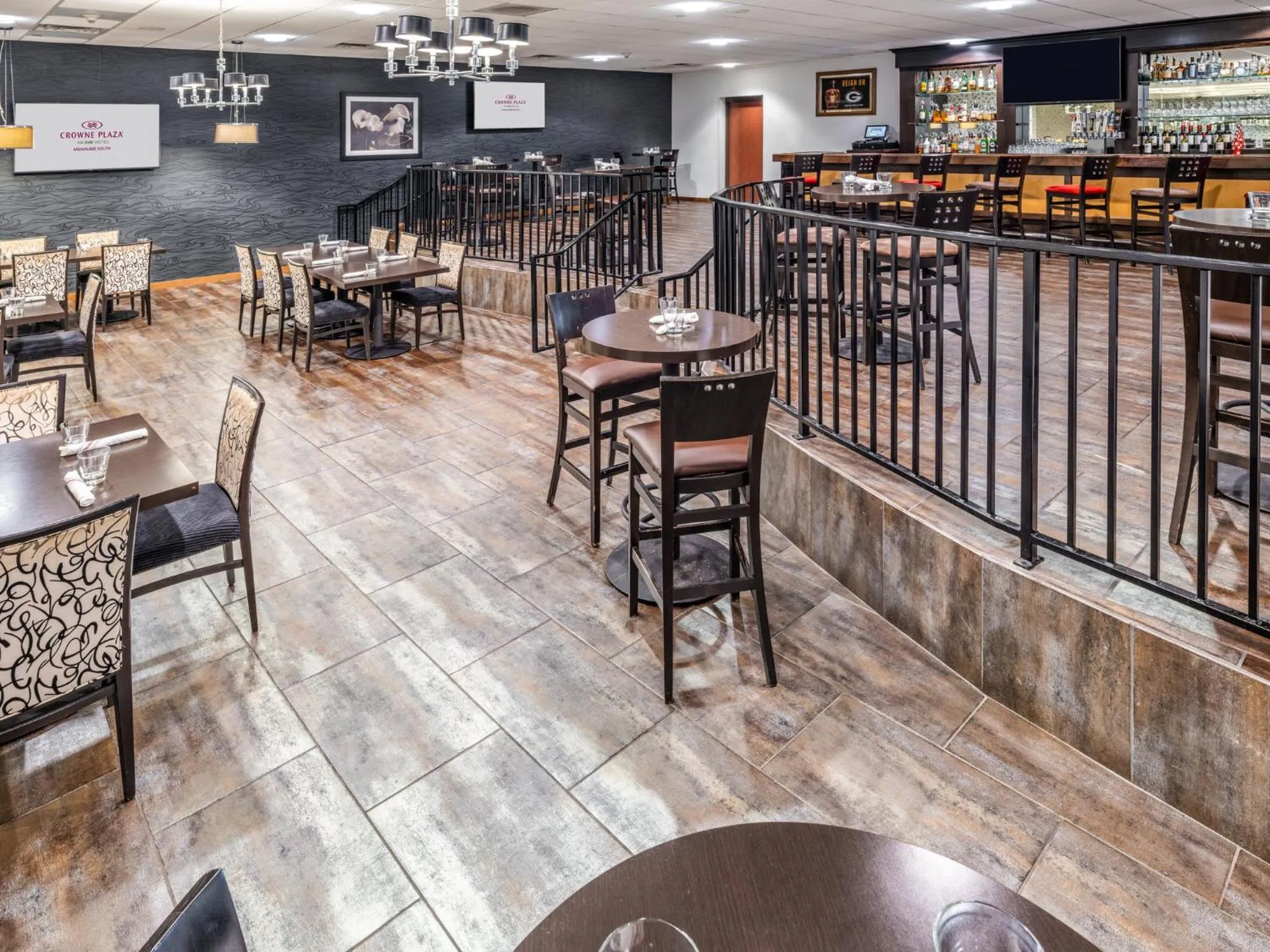 Lounge or bar in Crowne Plaza Milwaukee Airport by IHG