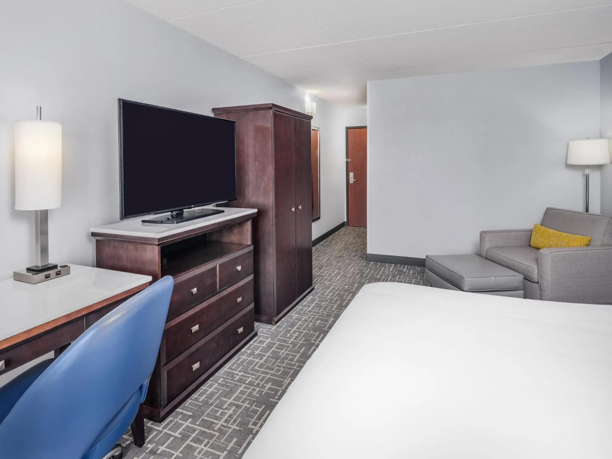 Photo of the whole room, Bed in Crowne Plaza Milwaukee Airport by IHG