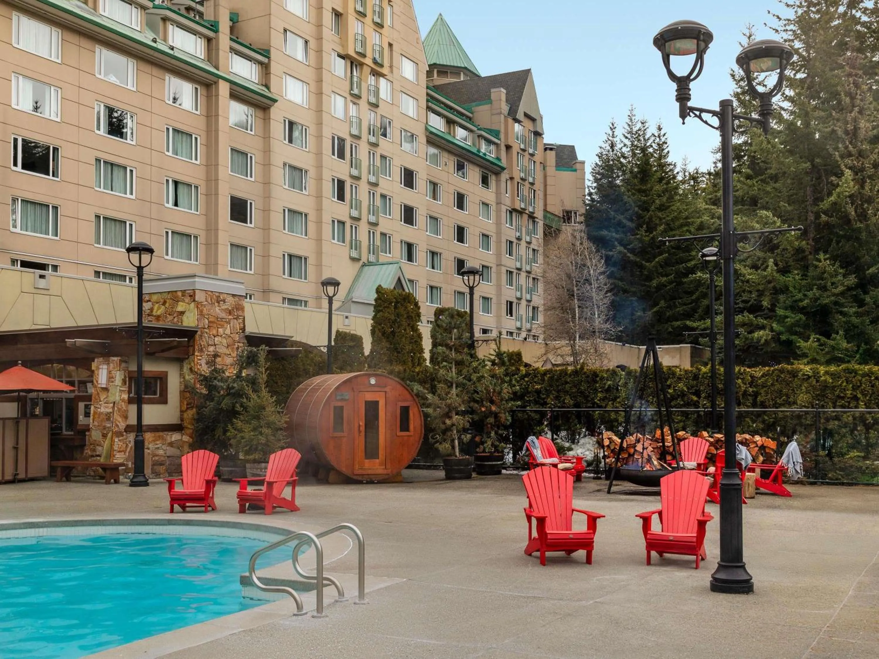 Lounge or bar in Fairmont Chateau Whistler