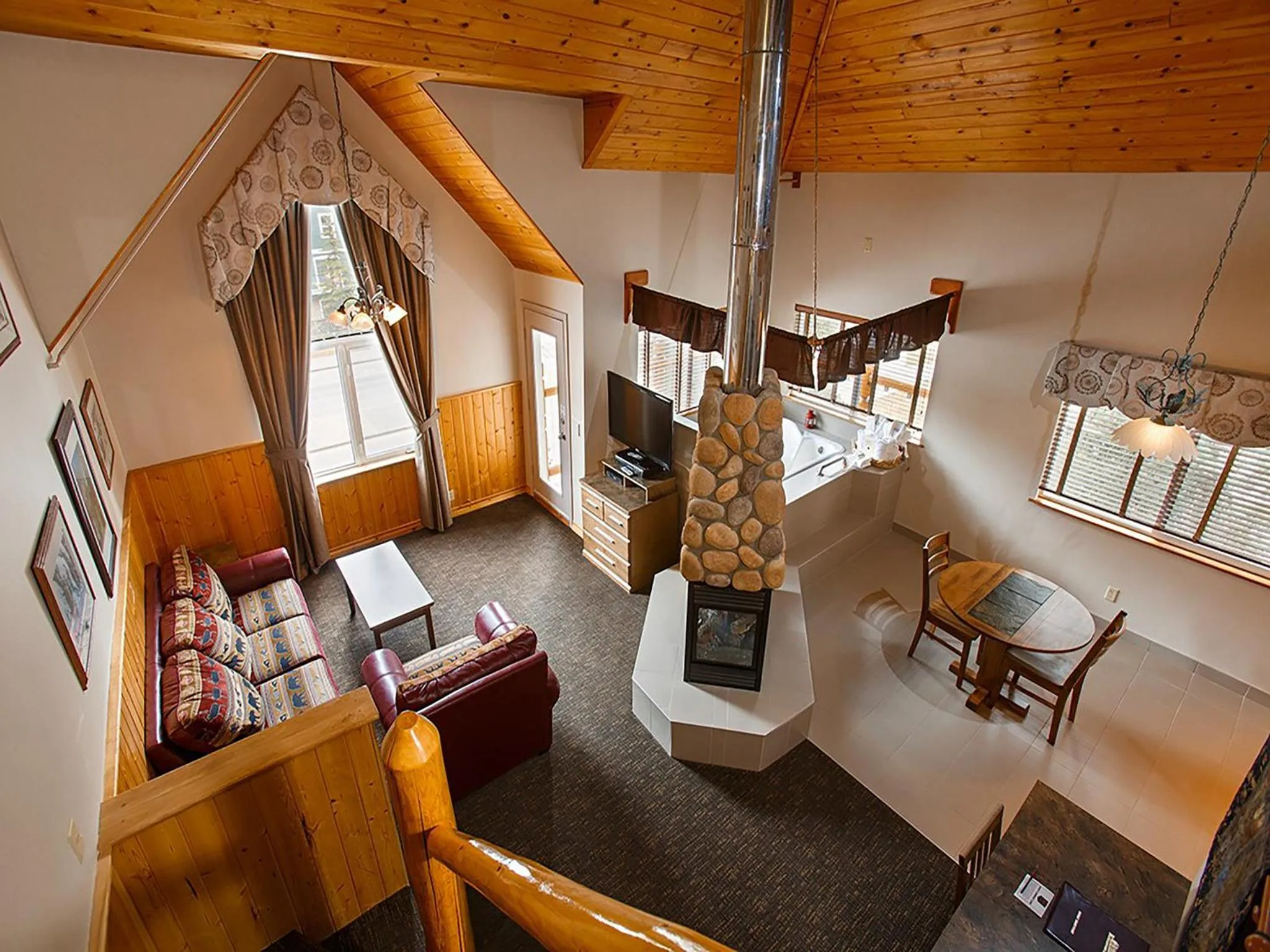 Photo of the whole room, Bed in The Rundlestone Lodge